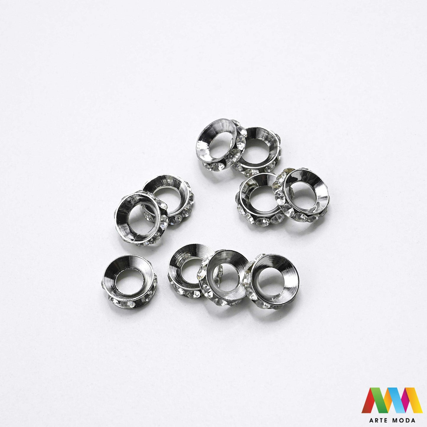 razdjelnik umetak spacer metalne izrada nakita DIY nakit distanceri metalni pribor separatori srebrne zlatne šajbice metalni za perle razmaknice komponente metal Mali ali ključni za profesionalan nakit Metalni umetci razdjelnici spacer perle služe za stvaranje razmaka i dodavanje sjaja perlama Sprječavaju trenje i ističu poludrago kamenje Neophodan element za izradu narukvica i ogrlica koje izgledaju bogatije i elegantnije arte moda repromaterijal