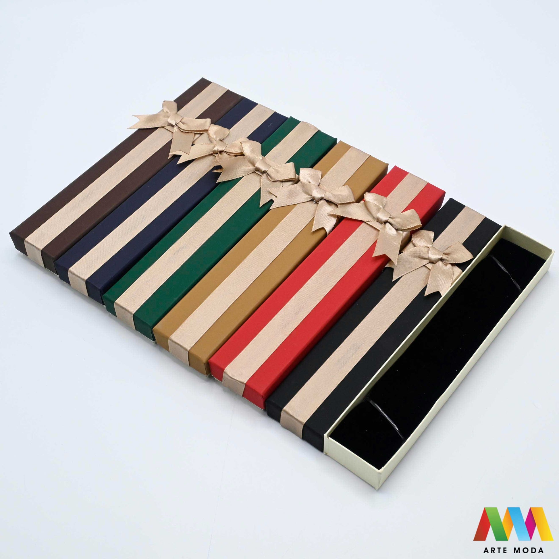 kutijice ukrasne kartonske kutije za nakit poklon ambalaža darivanje pakiranje poklopac prstenje ogrlice naušnice luksuzne elegantne ručni rad personalizirane dar Savršeno pakiranje ljepota vaših kreacija elegantnih i čvrstih kartonskih kutija izrađenih od kvalitetnog papira s mekanim umetkom od spužve prstenje ogrlice naušnice i narukvice nježnu zaštitu od ogrebotina dodaju dašak luksuza i profinjenosti vašem poklonu izloženom nakitu Dostupne u raznim veličinama bojama i dezenima arte moda repromaterijal