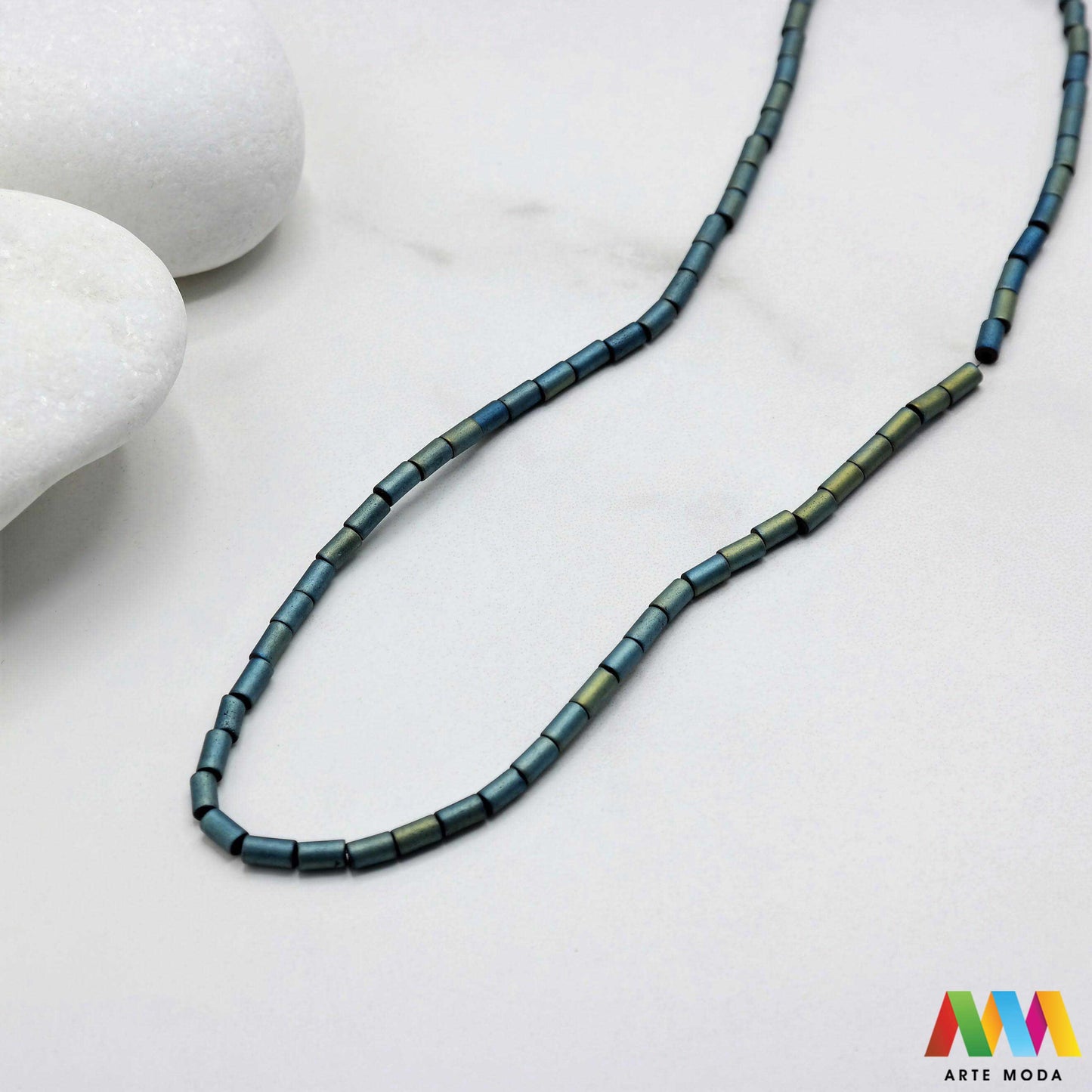 hematit krvavi kamen poludragi mineral metalni sjaj kvarc zrcalo kristal prirodni metalik meditacija zaštita repromaterijal Hematit (ili krvavi kamen) je prirodni mineral smeđe sive ili crne boje karakteriziran prisustvom hladnog metalnog sjaja Vjeruje se da pomaže u jačanju volje samopouzdanja i povezanosti s majkom zemljom Nakit izrađen od njega fascinira svojim tajanstvenim zrcalnim sjajem