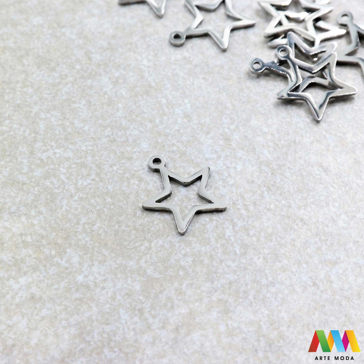 zvijezda privjesak s jednom rupom jedna rupa privjesak od čelika repromaterijal čelični ogrlice ogrlica narukvica narukvice nanožnica nehrđajući Privjesci izrađeni od nehrđajućeg čelika 316L koji služe za izradu nakita poput narukvica ili ogrlica najčešće se koriste za nizanje ili uz pomoć alkice se stavljaju na sajlu gumu flaks i ostale materijale