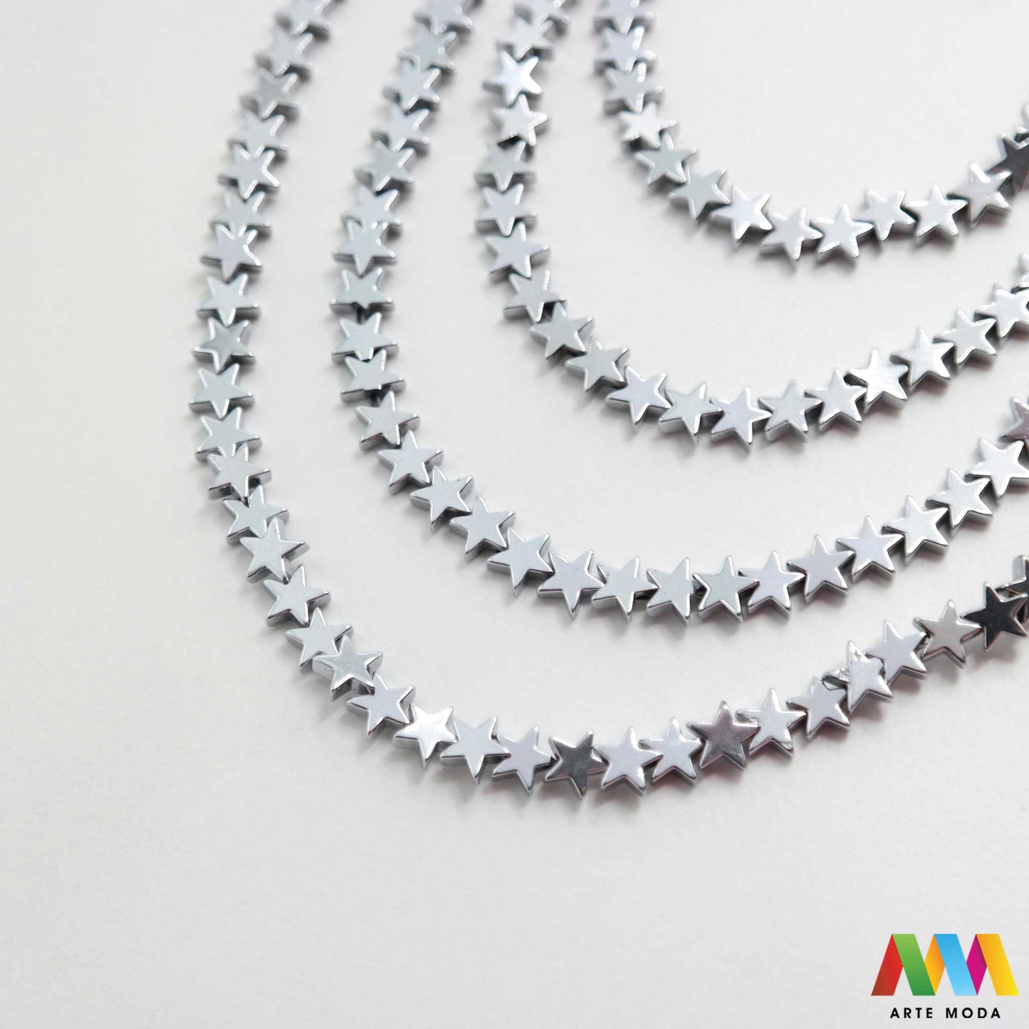 hematit krvavi kamen poludragi mineral metalni sjaj kvarc zrcalo kristal prirodni metalik meditacija zaštita repromaterijal Hematit (ili krvavi kamen) je prirodni mineral smeđe sive ili crne boje karakteriziran prisustvom hladnog metalnog sjaja Vjeruje se da pomaže u jačanju volje samopouzdanja i povezanosti s majkom zemljom Nakit izrađen od njega fascinira svojim tajanstvenim zrcalnim sjajem