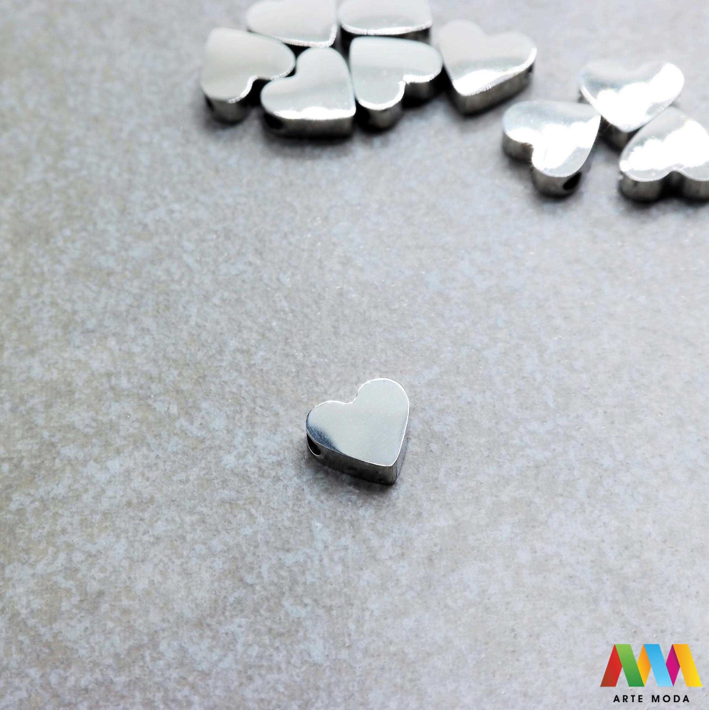 srce privjesak s jednom rupom jedna rupa privjesak od čelika repromaterijal čelični ogrlice ogrlica narukvica narukvice nanožnica nehrđajući Privjesci izrađeni od nehrđajućeg čelika 316L koji služe za izradu nakita poput narukvica ili ogrlica najčešće se koriste za nizanje ili uz pomoć alkice se stavljaju na sajlu gumu flaks i ostale materijale