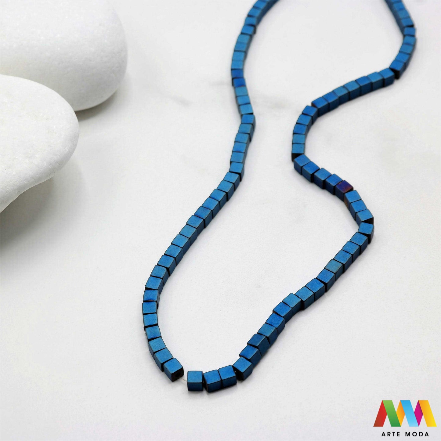 hematit krvavi kamen poludragi mineral metalni sjaj kvarc zrcalo kristal prirodni metalik meditacija zaštita repromaterijal Hematit (ili krvavi kamen) je prirodni mineral smeđe sive ili crne boje karakteriziran prisustvom hladnog metalnog sjaja Vjeruje se da pomaže u jačanju volje samopouzdanja i povezanosti s majkom zemljom Nakit izrađen od njega fascinira svojim tajanstvenim zrcalnim sjajem