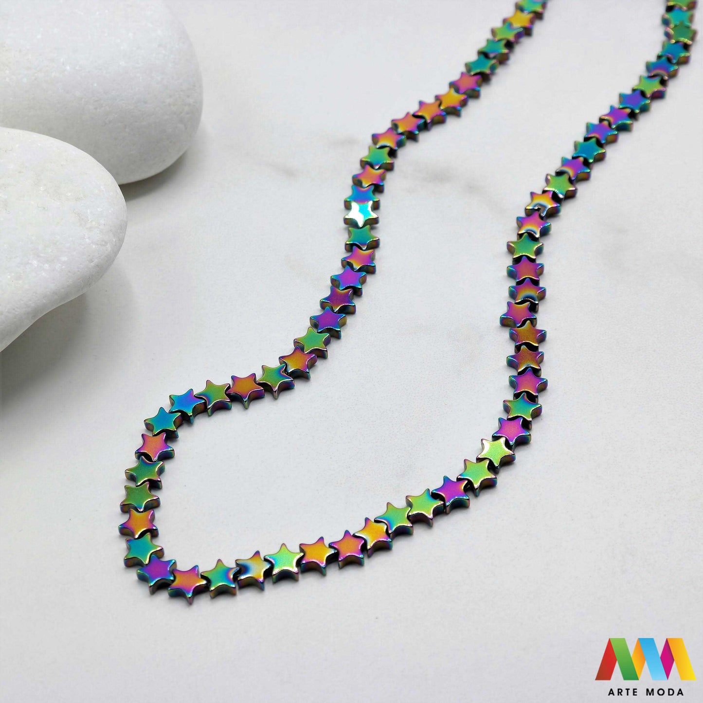 hematit krvavi kamen poludragi mineral metalni sjaj kvarc zrcalo kristal prirodni metalik meditacija zaštita repromaterijal Hematit (ili krvavi kamen) je prirodni mineral smeđe sive ili crne boje karakteriziran prisustvom hladnog metalnog sjaja Vjeruje se da pomaže u jačanju volje samopouzdanja i povezanosti s majkom zemljom Nakit izrađen od njega fascinira svojim tajanstvenim zrcalnim sjajem