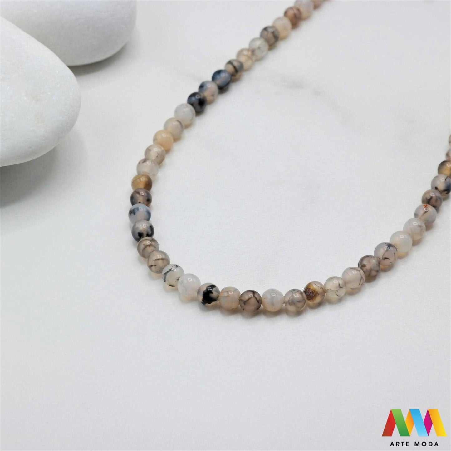 poludragi kamen ahat kristal kalcedon polu dragi poludrago kamenje dragulj mineral kvarc Ahat je jedan od najrasprostranjenijih kristala na planeti Ahat spada u grupu kalcedona izrazito je dekorativan te se od njega izrađuje lijepi nakit i ukrasni predmeti U Hrvatskoj je poznati Lepoglavski Ahat s brda Gaveznica