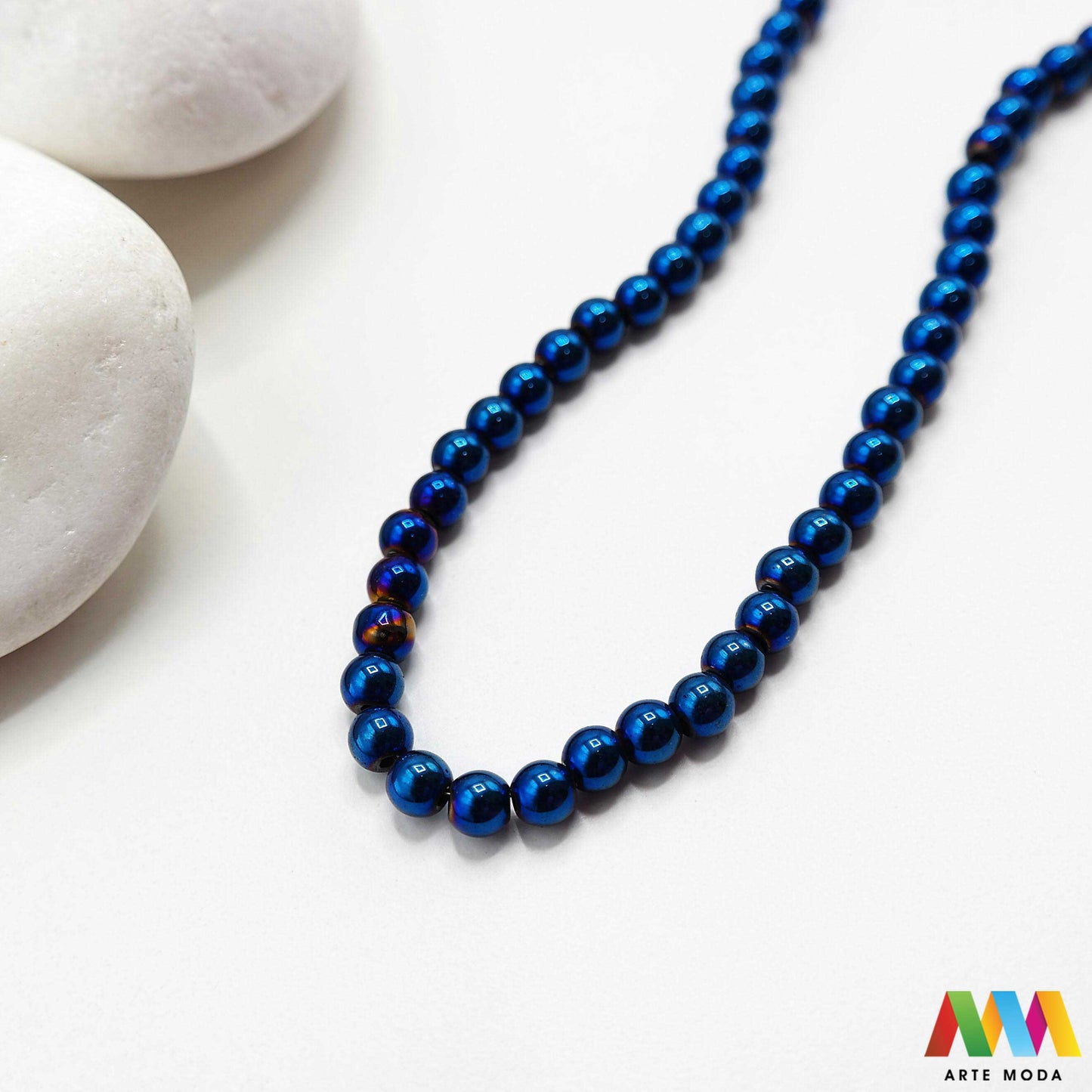 hematit krvavi kamen poludragi mineral metalni sjaj kvarc zrcalo kristal prirodni metalik meditacija zaštita repromaterijal Hematit (ili krvavi kamen) je prirodni mineral smeđe sive ili crne boje karakteriziran prisustvom hladnog metalnog sjaja Vjeruje se da pomaže u jačanju volje samopouzdanja i povezanosti s majkom zemljom Nakit izrađen od njega fascinira svojim tajanstvenim zrcalnim sjajem