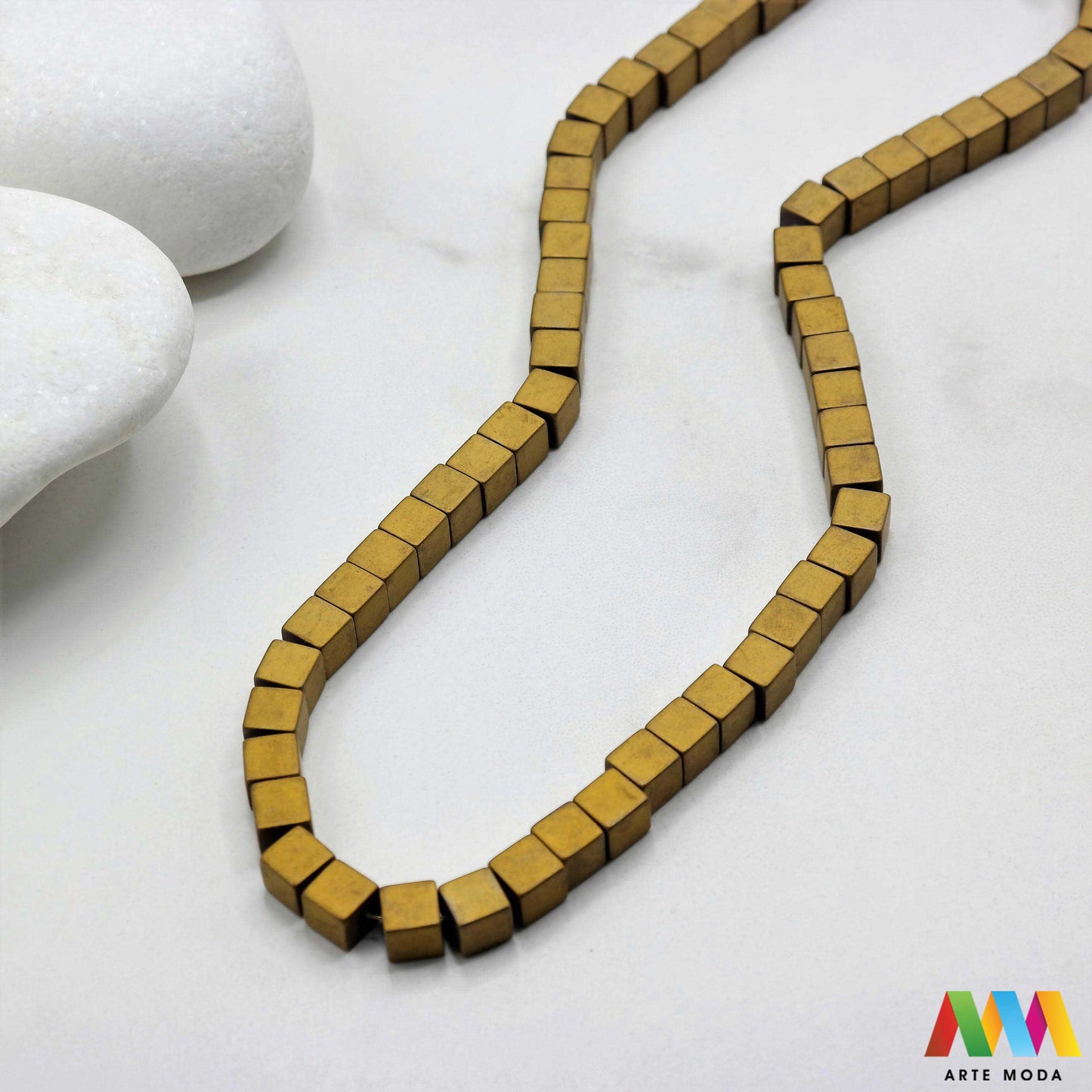 hematit krvavi kamen poludragi mineral metalni sjaj kvarc zrcalo kristal prirodni metalik meditacija zaštita repromaterijal Hematit (ili krvavi kamen) je prirodni mineral smeđe sive ili crne boje karakteriziran prisustvom hladnog metalnog sjaja Vjeruje se da pomaže u jačanju volje samopouzdanja i povezanosti s majkom zemljom Nakit izrađen od njega fascinira svojim tajanstvenim zrcalnim sjajem