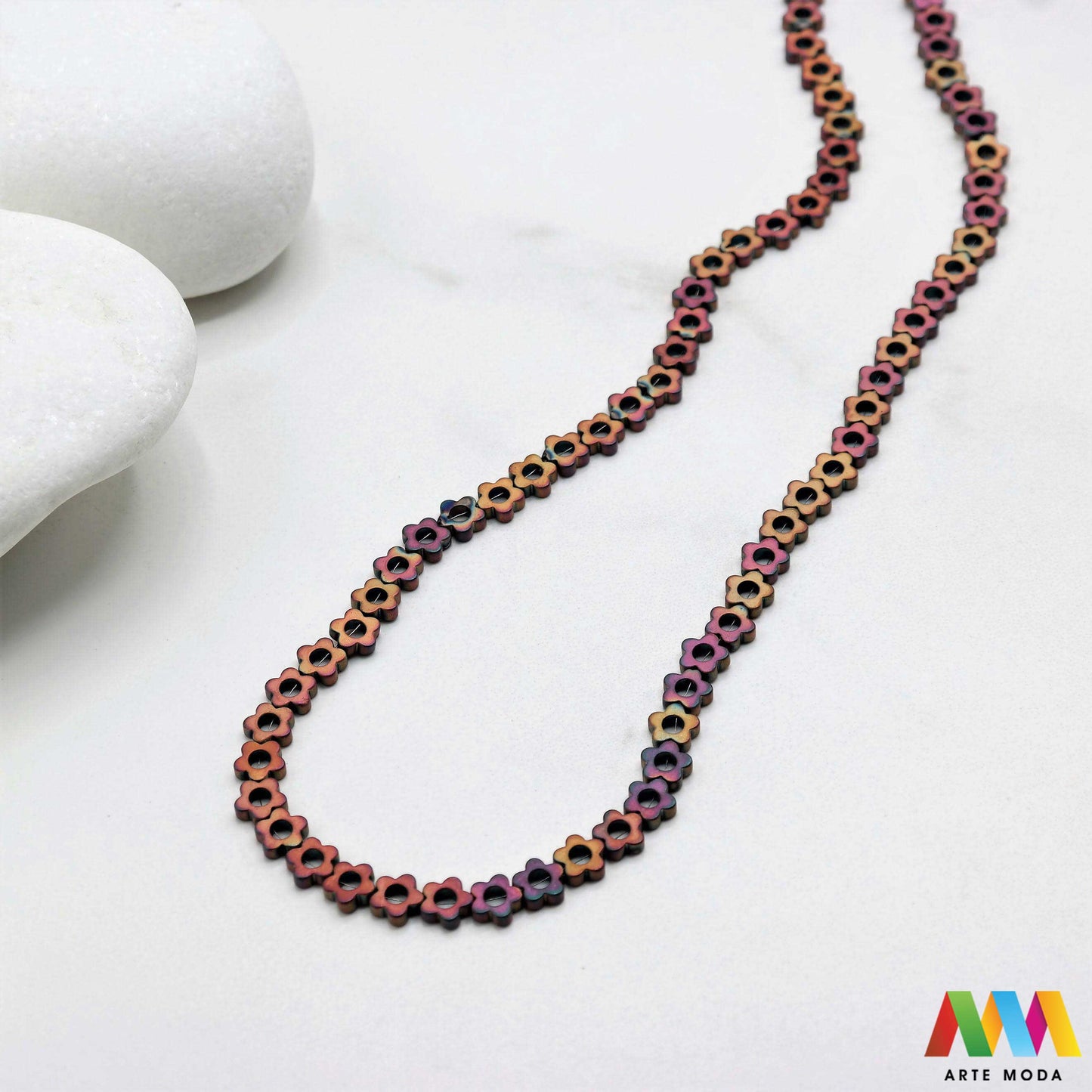 hematit krvavi kamen poludragi mineral metalni sjaj kvarc zrcalo kristal prirodni metalik meditacija zaštita repromaterijal Hematit (ili krvavi kamen) je prirodni mineral smeđe sive ili crne boje karakteriziran prisustvom hladnog metalnog sjaja Vjeruje se da pomaže u jačanju volje samopouzdanja i povezanosti s majkom zemljom Nakit izrađen od njega fascinira svojim tajanstvenim zrcalnim sjajem