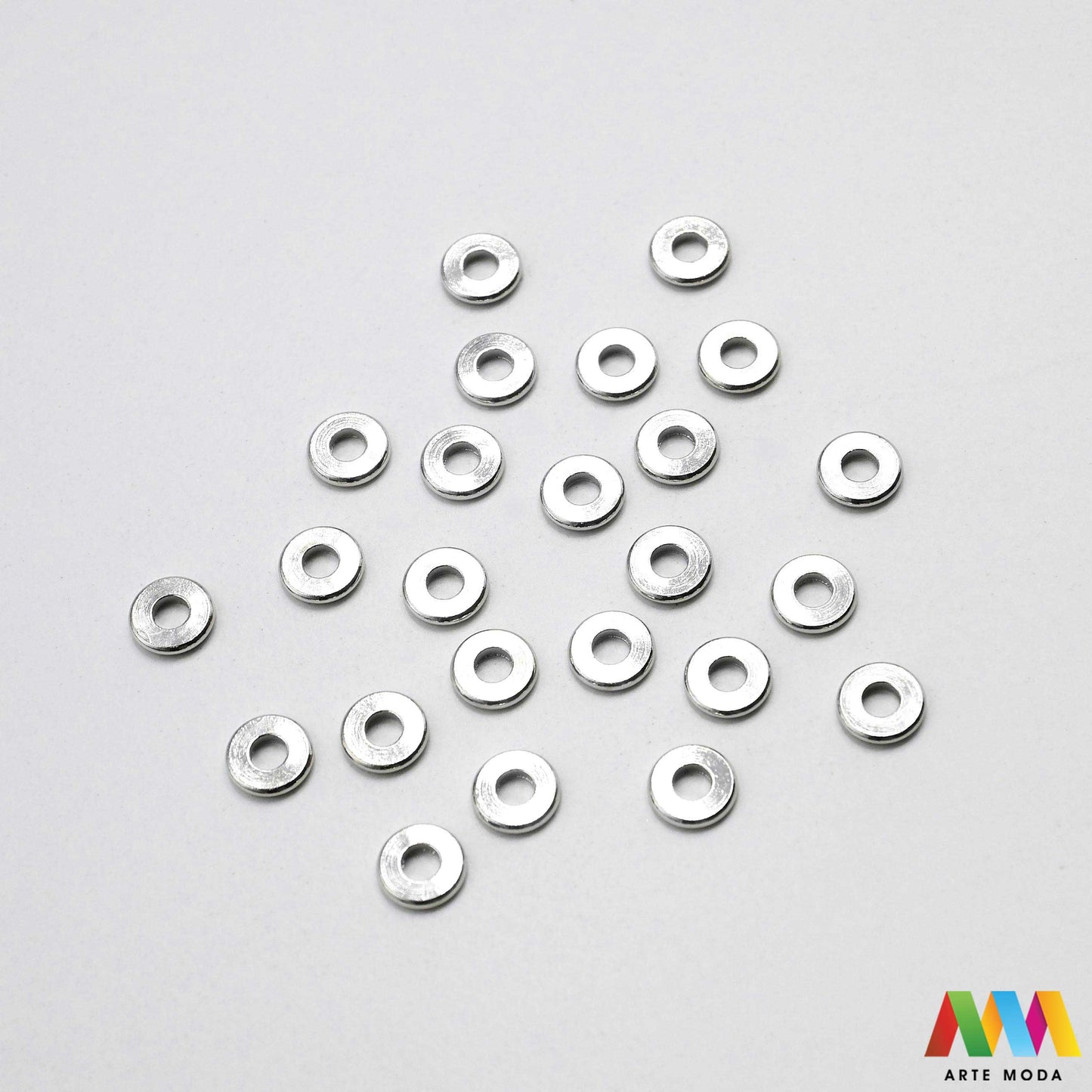 razdjelnik umetak spacer metalne izrada nakita DIY nakit distanceri metalni pribor separatori srebrne zlatne šajbice metalni za perle razmaknice komponente metal Mali ali ključni za profesionalan nakit Metalni umetci razdjelnici spacer perle služe za stvaranje razmaka i dodavanje sjaja perlama Sprječavaju trenje i ističu poludrago kamenje Neophodan element za izradu narukvica i ogrlica koje izgledaju bogatije i elegantnije arte moda repromaterijal