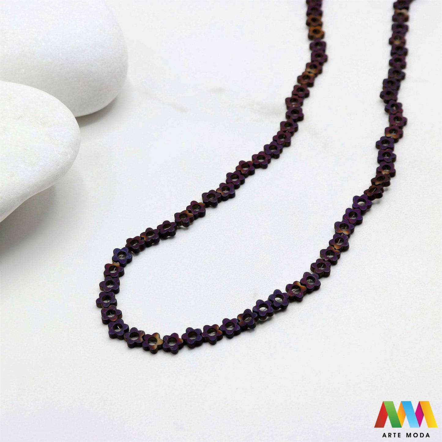 hematit krvavi kamen poludragi mineral metalni sjaj kvarc zrcalo kristal prirodni metalik meditacija zaštita repromaterijal Hematit (ili krvavi kamen) je prirodni mineral smeđe sive ili crne boje karakteriziran prisustvom hladnog metalnog sjaja Vjeruje se da pomaže u jačanju volje samopouzdanja i povezanosti s majkom zemljom Nakit izrađen od njega fascinira svojim tajanstvenim zrcalnim sjajem