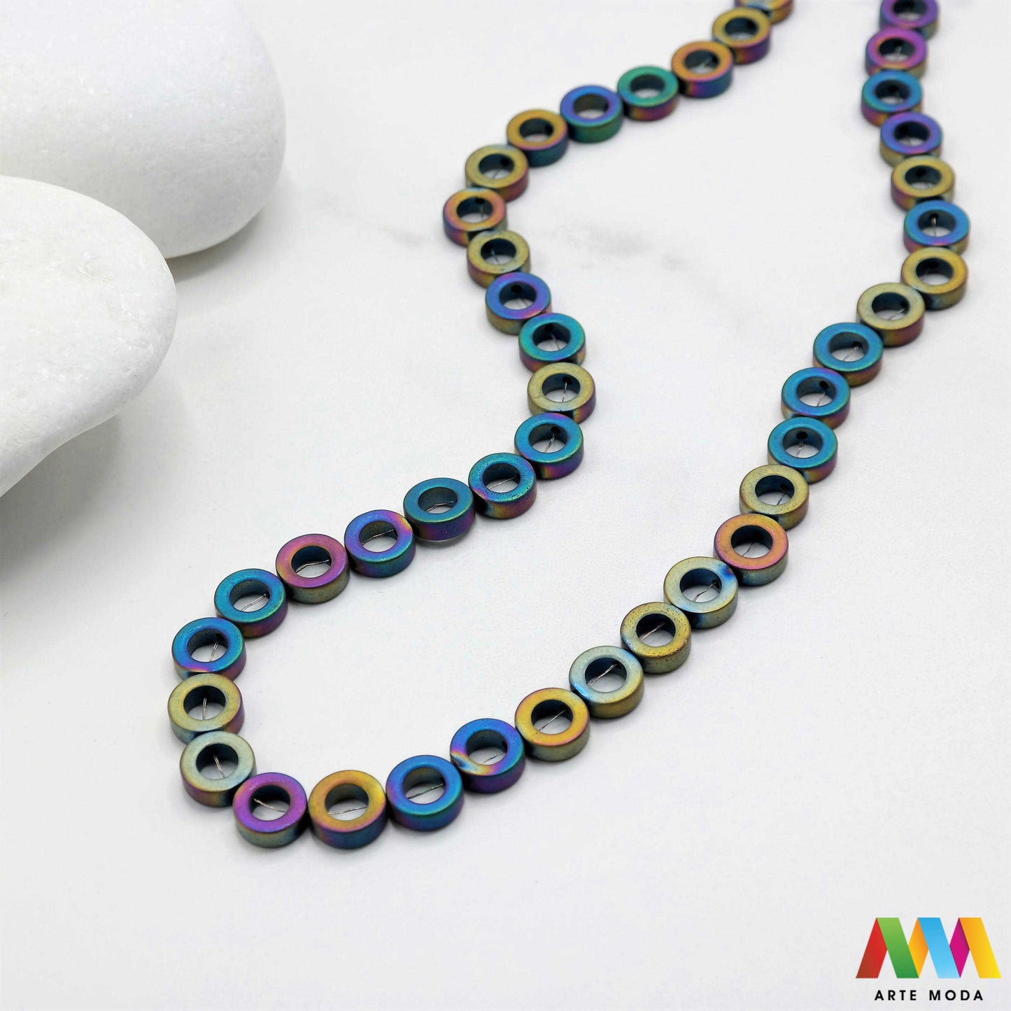 hematit krvavi kamen poludragi mineral metalni sjaj kvarc zrcalo kristal prirodni metalik meditacija zaštita repromaterijal Hematit (ili krvavi kamen) je prirodni mineral smeđe sive ili crne boje karakteriziran prisustvom hladnog metalnog sjaja Vjeruje se da pomaže u jačanju volje samopouzdanja i povezanosti s majkom zemljom Nakit izrađen od njega fascinira svojim tajanstvenim zrcalnim sjajem