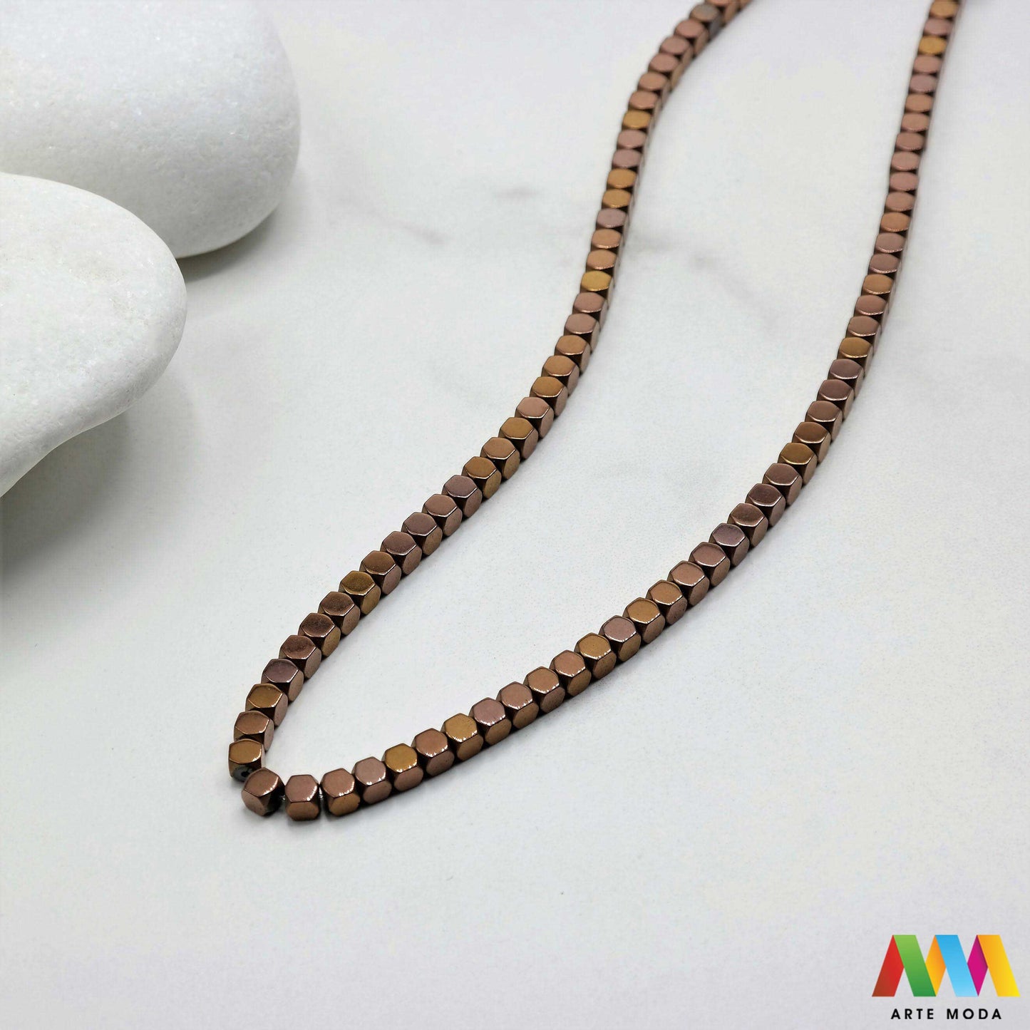 hematit krvavi kamen poludragi mineral metalni sjaj kvarc zrcalo kristal prirodni metalik meditacija zaštita repromaterijal Hematit (ili krvavi kamen) je prirodni mineral smeđe sive ili crne boje karakteriziran prisustvom hladnog metalnog sjaja Vjeruje se da pomaže u jačanju volje samopouzdanja i povezanosti s majkom zemljom Nakit izrađen od njega fascinira svojim tajanstvenim zrcalnim sjajem