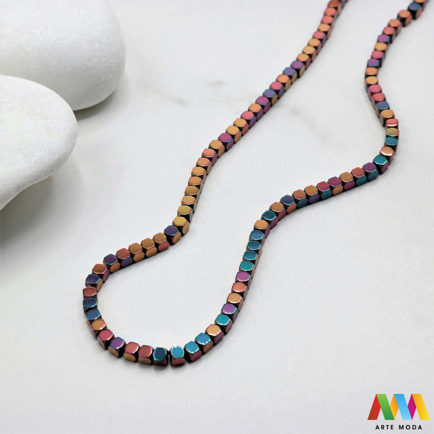 hematit krvavi kamen poludragi mineral metalni sjaj kvarc zrcalo kristal prirodni metalik meditacija zaštita repromaterijal Hematit (ili krvavi kamen) je prirodni mineral smeđe sive ili crne boje karakteriziran prisustvom hladnog metalnog sjaja Vjeruje se da pomaže u jačanju volje samopouzdanja i povezanosti s majkom zemljom Nakit izrađen od njega fascinira svojim tajanstvenim zrcalnim sjajem