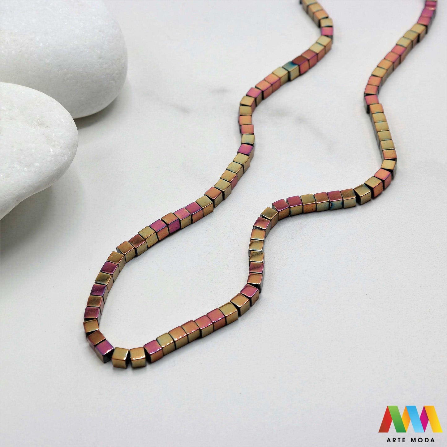 hematit krvavi kamen poludragi mineral metalni sjaj kvarc zrcalo kristal prirodni metalik meditacija zaštita repromaterijal Hematit (ili krvavi kamen) je prirodni mineral smeđe sive ili crne boje karakteriziran prisustvom hladnog metalnog sjaja Vjeruje se da pomaže u jačanju volje samopouzdanja i povezanosti s majkom zemljom Nakit izrađen od njega fascinira svojim tajanstvenim zrcalnim sjajem