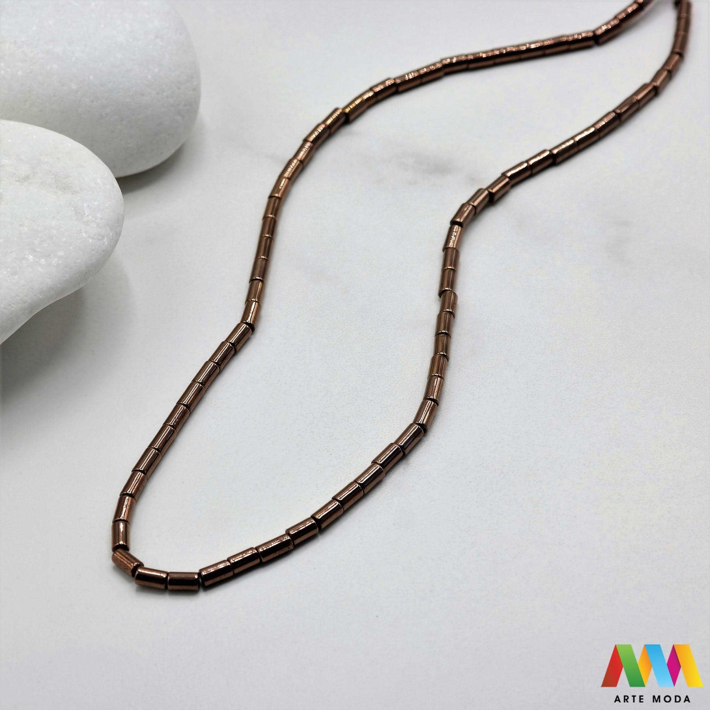 hematit krvavi kamen poludragi mineral metalni sjaj kvarc zrcalo kristal prirodni metalik meditacija zaštita repromaterijal Hematit (ili krvavi kamen) je prirodni mineral smeđe sive ili crne boje karakteriziran prisustvom hladnog metalnog sjaja Vjeruje se da pomaže u jačanju volje samopouzdanja i povezanosti s majkom zemljom Nakit izrađen od njega fascinira svojim tajanstvenim zrcalnim sjajem