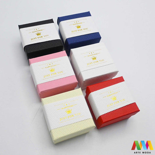 kutijice ukrasne kartonske kutije za nakit poklon ambalaža darivanje pakiranje poklopac prstenje ogrlice naušnice luksuzne elegantne ručni rad personalizirane dar Savršeno pakiranje ljepota vaših kreacija elegantnih i čvrstih kartonskih kutija izrađenih od kvalitetnog papira s mekanim umetkom od spužve prstenje ogrlice naušnice i narukvice nježnu zaštitu od ogrebotina dodaju dašak luksuza i profinjenosti vašem poklonu izloženom nakitu Dostupne u raznim veličinama bojama i dezenima arte moda repromaterijal