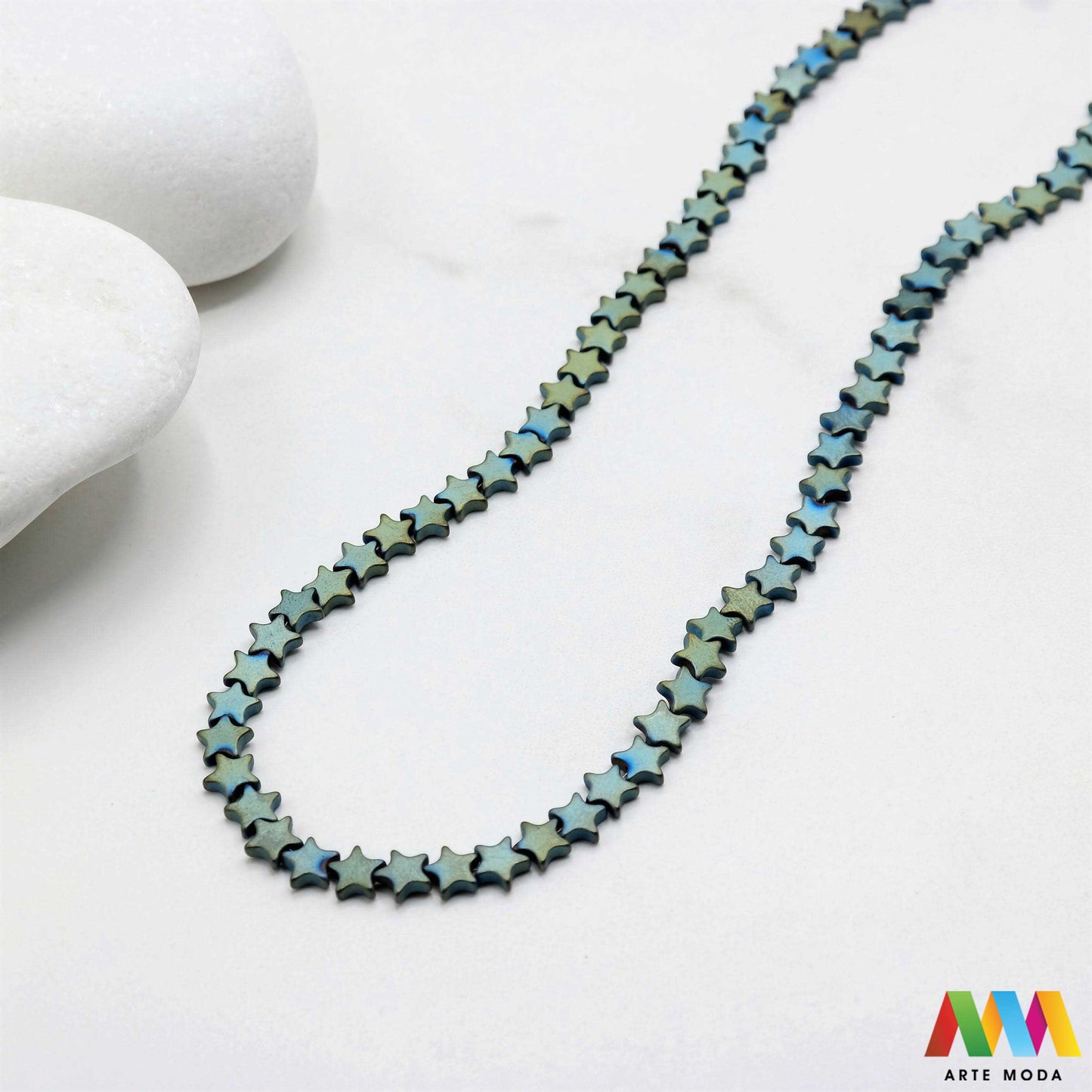 hematit krvavi kamen poludragi mineral metalni sjaj kvarc zrcalo kristal prirodni metalik meditacija zaštita repromaterijal Hematit (ili krvavi kamen) je prirodni mineral smeđe sive ili crne boje karakteriziran prisustvom hladnog metalnog sjaja Vjeruje se da pomaže u jačanju volje samopouzdanja i povezanosti s majkom zemljom Nakit izrađen od njega fascinira svojim tajanstvenim zrcalnim sjajem