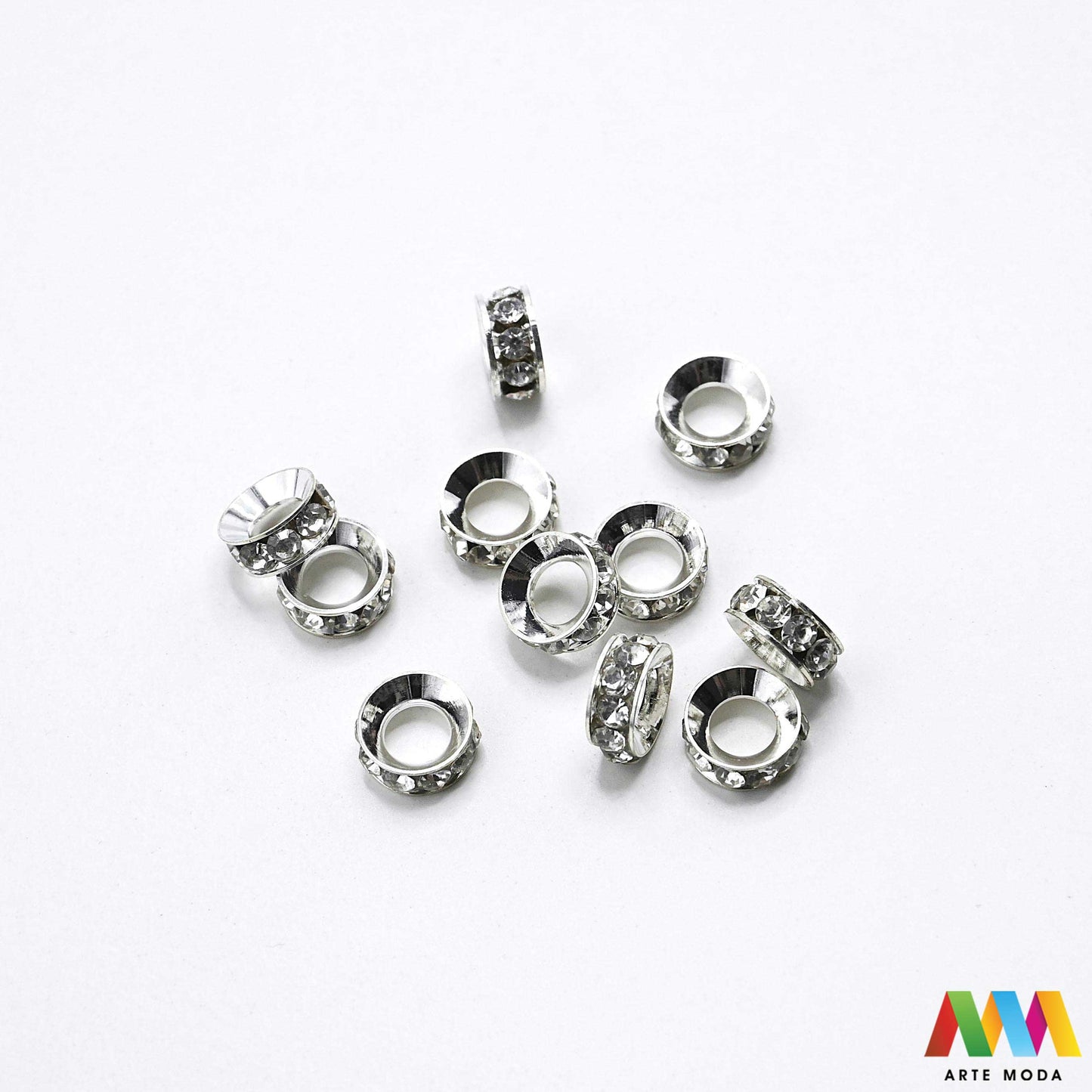 razdjelnik umetak spacer metalne izrada nakita DIY nakit distanceri metalni pribor separatori srebrne zlatne šajbice metalni za perle razmaknice komponente metal Mali ali ključni za profesionalan nakit Metalni umetci razdjelnici spacer perle služe za stvaranje razmaka i dodavanje sjaja perlama Sprječavaju trenje i ističu poludrago kamenje Neophodan element za izradu narukvica i ogrlica koje izgledaju bogatije i elegantnije arte moda repromaterijal