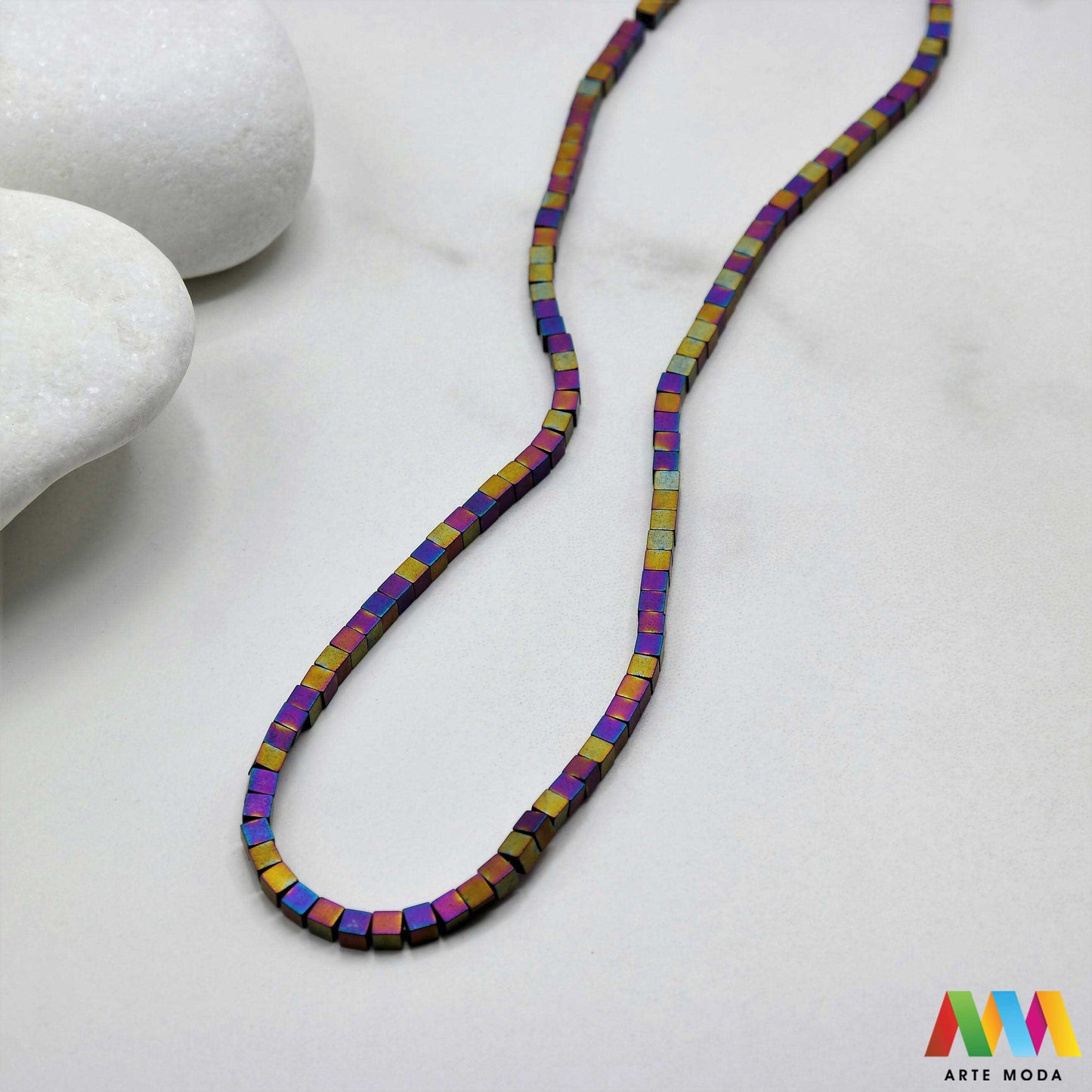 hematit krvavi kamen poludragi mineral metalni sjaj kvarc zrcalo kristal prirodni metalik meditacija zaštita repromaterijal Hematit (ili krvavi kamen) je prirodni mineral smeđe sive ili crne boje karakteriziran prisustvom hladnog metalnog sjaja Vjeruje se da pomaže u jačanju volje samopouzdanja i povezanosti s majkom zemljom Nakit izrađen od njega fascinira svojim tajanstvenim zrcalnim sjajem