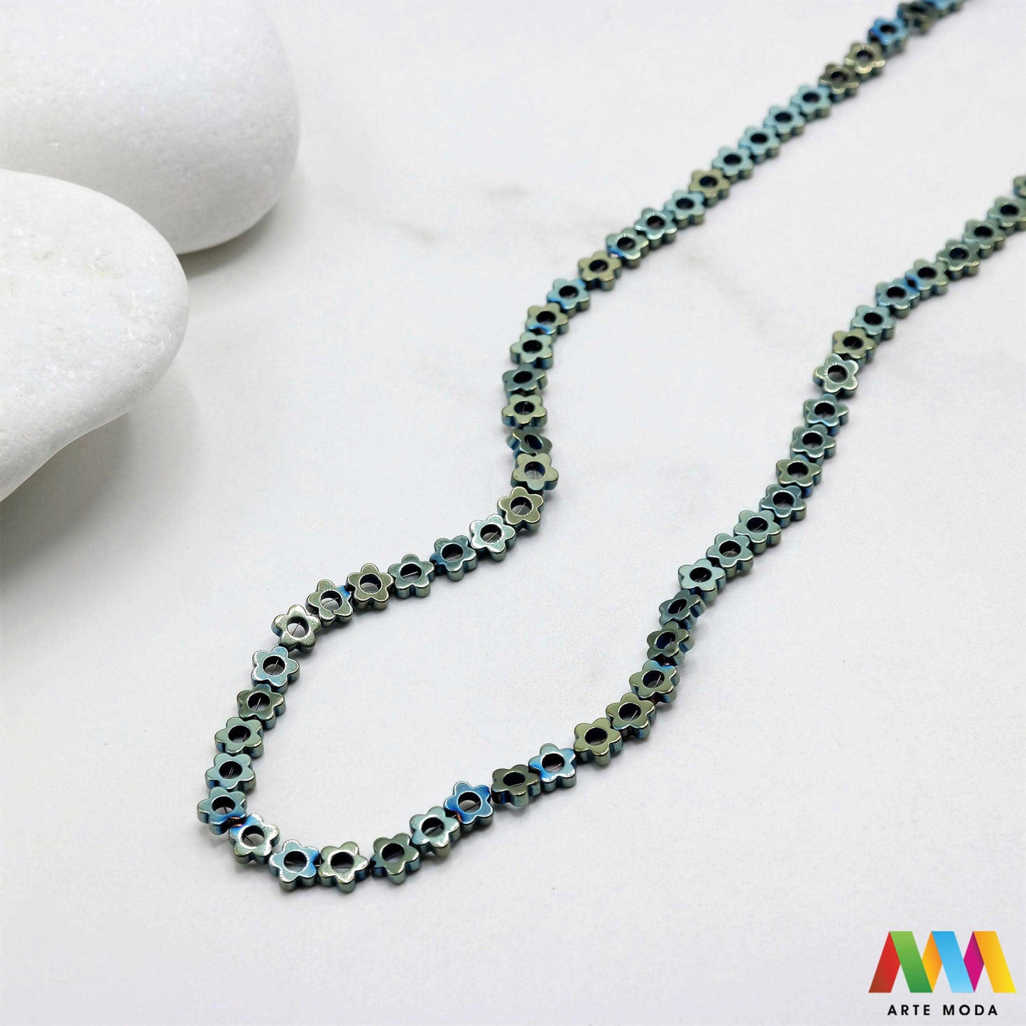 hematit krvavi kamen poludragi mineral metalni sjaj kvarc zrcalo kristal prirodni metalik meditacija zaštita repromaterijal Hematit (ili krvavi kamen) je prirodni mineral smeđe sive ili crne boje karakteriziran prisustvom hladnog metalnog sjaja Vjeruje se da pomaže u jačanju volje samopouzdanja i povezanosti s majkom zemljom Nakit izrađen od njega fascinira svojim tajanstvenim zrcalnim sjajem