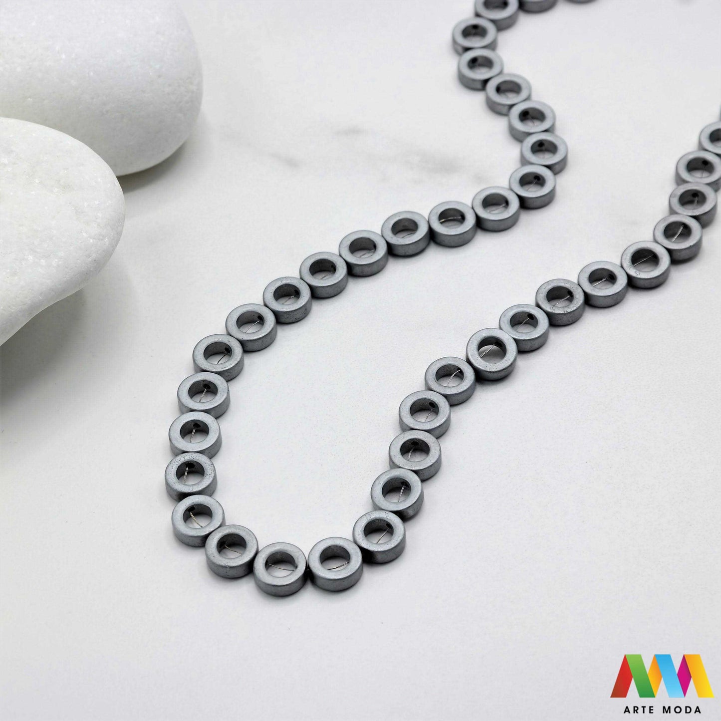 hematit krvavi kamen poludragi mineral metalni sjaj kvarc zrcalo kristal prirodni metalik meditacija zaštita repromaterijal Hematit (ili krvavi kamen) je prirodni mineral smeđe sive ili crne boje karakteriziran prisustvom hladnog metalnog sjaja Vjeruje se da pomaže u jačanju volje samopouzdanja i povezanosti s majkom zemljom Nakit izrađen od njega fascinira svojim tajanstvenim zrcalnim sjajem