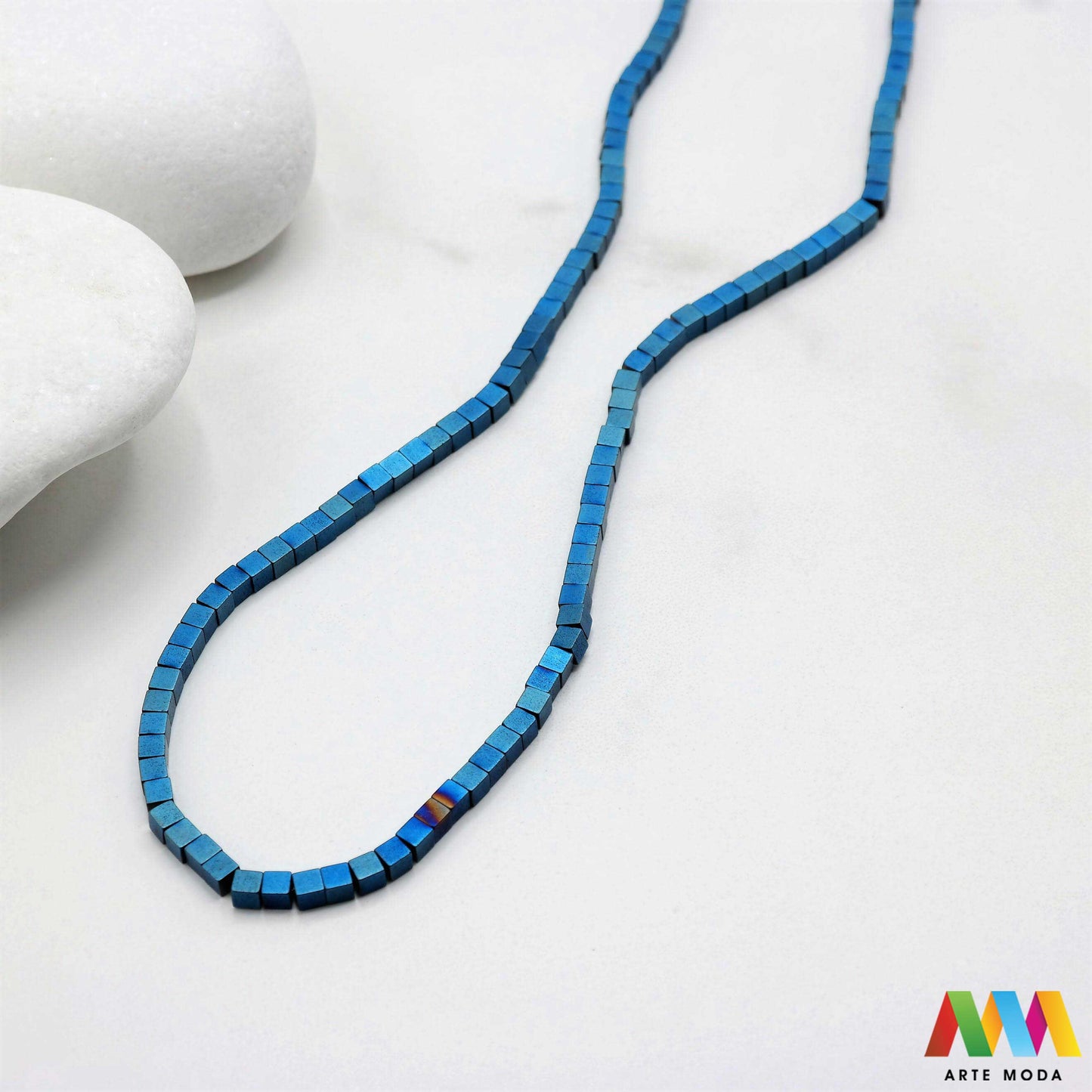 hematit krvavi kamen poludragi mineral metalni sjaj kvarc zrcalo kristal prirodni metalik meditacija zaštita repromaterijal Hematit (ili krvavi kamen) je prirodni mineral smeđe sive ili crne boje karakteriziran prisustvom hladnog metalnog sjaja Vjeruje se da pomaže u jačanju volje samopouzdanja i povezanosti s majkom zemljom Nakit izrađen od njega fascinira svojim tajanstvenim zrcalnim sjajem