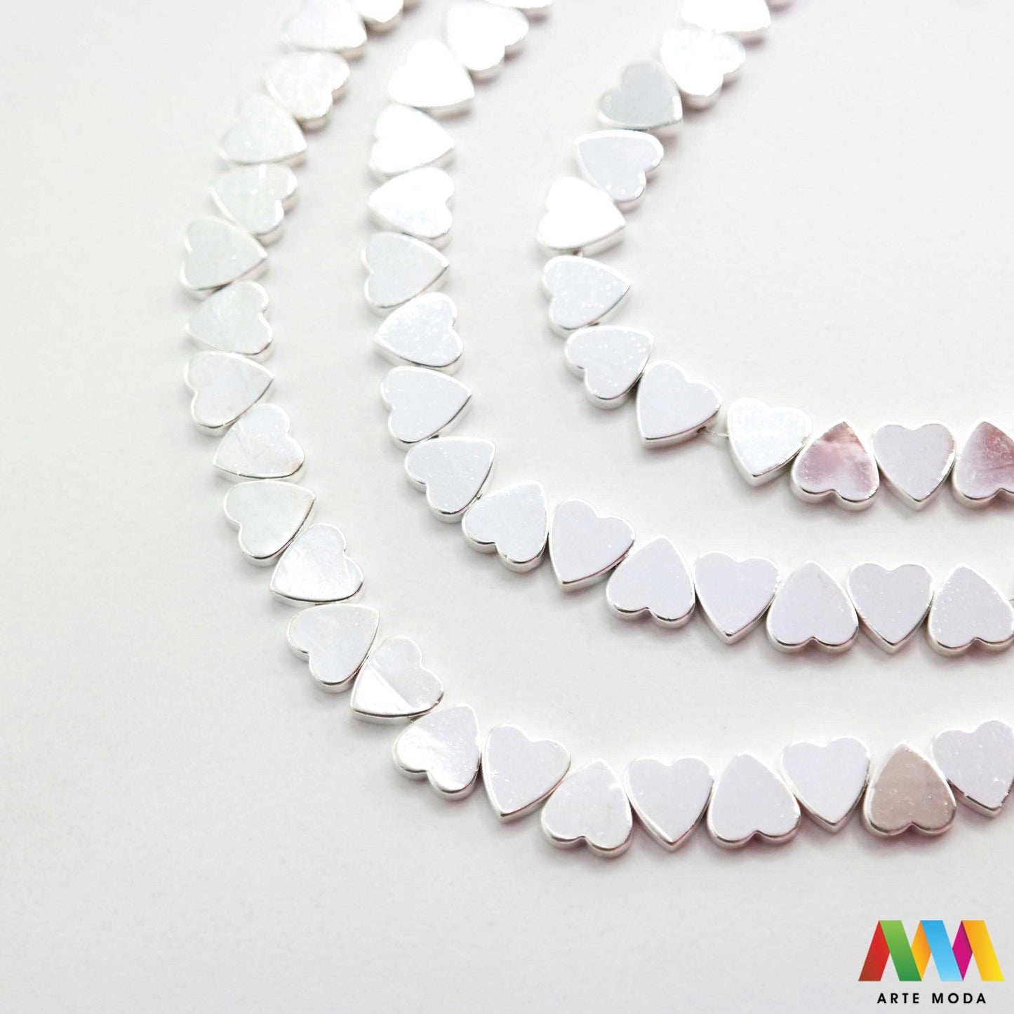 hematit krvavi kamen poludragi mineral metalni sjaj kvarc zrcalo kristal prirodni metalik meditacija zaštita repromaterijal Hematit (ili krvavi kamen) je prirodni mineral smeđe sive ili crne boje karakteriziran prisustvom hladnog metalnog sjaja Vjeruje se da pomaže u jačanju volje samopouzdanja i povezanosti s majkom zemljom Nakit izrađen od njega fascinira svojim tajanstvenim zrcalnim sjajem