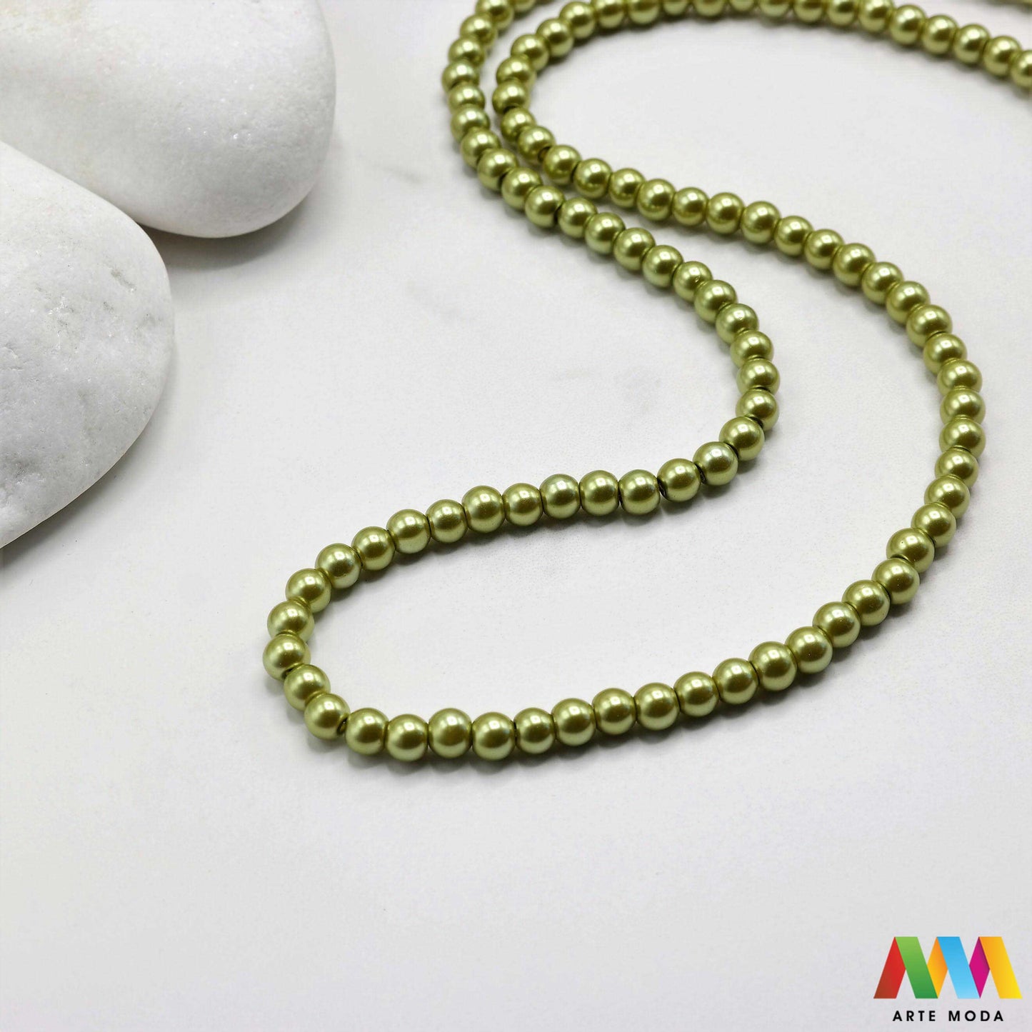 stakleni biseri niz staklo biser perle biserne zrna zrno perla staklene imitacija bisera sedefaste vjenčani nakit klasični DIY ogrlice bijeli u boji bisernim sjajem izrada nakita umjetni Za klasičnu eleganciju birajte staklene bisere imitacija bisera ima visok sedefasti sjaj i savršeno je glatka Idealni su za izradu vjenčanog nakita bezvremenskih ogrlica i narukvica raznim veličinama i bojama ovi biseri unose dašak luksuza u svaki uradi sam projekt Počnite nizati svoju eleganciju arte moda repromaterijal