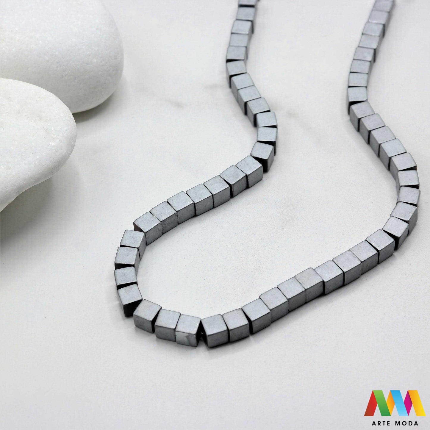 hematit krvavi kamen poludragi mineral metalni sjaj kvarc zrcalo kristal prirodni metalik meditacija zaštita repromaterijal Hematit (ili krvavi kamen) je prirodni mineral smeđe sive ili crne boje karakteriziran prisustvom hladnog metalnog sjaja Vjeruje se da pomaže u jačanju volje samopouzdanja i povezanosti s majkom zemljom Nakit izrađen od njega fascinira svojim tajanstvenim zrcalnim sjajem