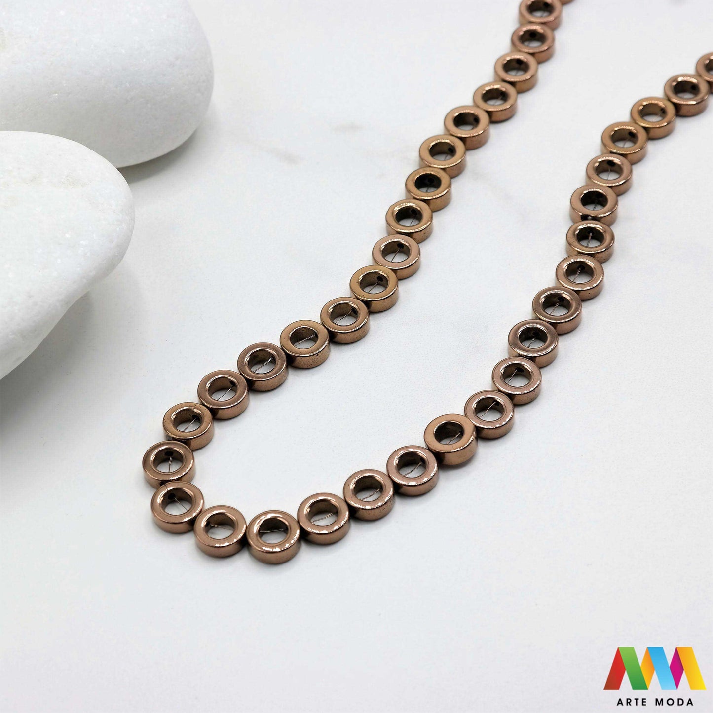 hematit krvavi kamen poludragi mineral metalni sjaj kvarc zrcalo kristal prirodni metalik meditacija zaštita repromaterijal Hematit (ili krvavi kamen) je prirodni mineral smeđe sive ili crne boje karakteriziran prisustvom hladnog metalnog sjaja Vjeruje se da pomaže u jačanju volje samopouzdanja i povezanosti s majkom zemljom Nakit izrađen od njega fascinira svojim tajanstvenim zrcalnim sjajem