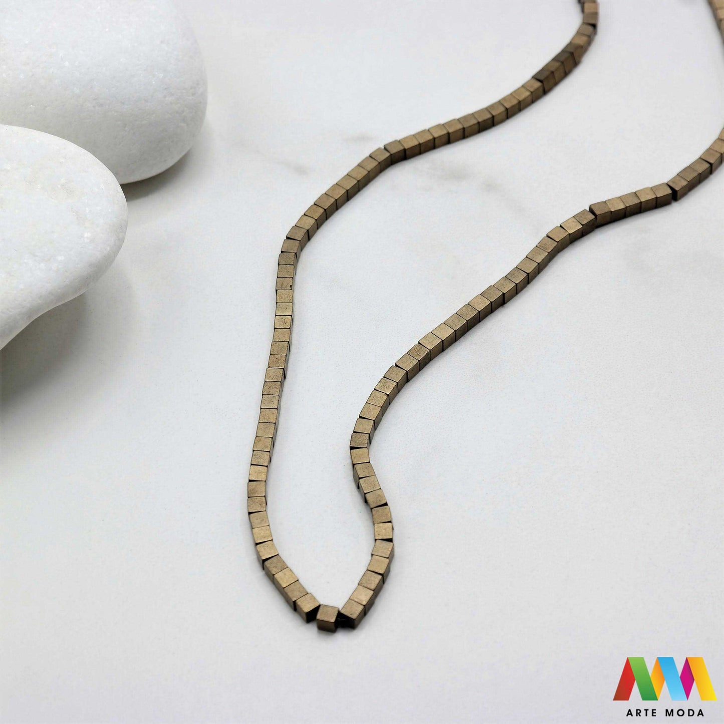 hematit krvavi kamen poludragi mineral metalni sjaj kvarc zrcalo kristal prirodni metalik meditacija zaštita repromaterijal Hematit (ili krvavi kamen) je prirodni mineral smeđe sive ili crne boje karakteriziran prisustvom hladnog metalnog sjaja Vjeruje se da pomaže u jačanju volje samopouzdanja i povezanosti s majkom zemljom Nakit izrađen od njega fascinira svojim tajanstvenim zrcalnim sjajem