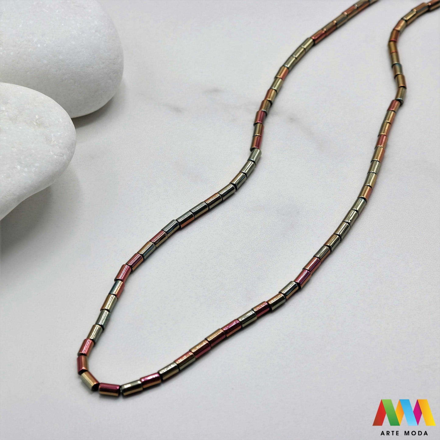 hematit krvavi kamen poludragi mineral metalni sjaj kvarc zrcalo kristal prirodni metalik meditacija zaštita repromaterijal Hematit (ili krvavi kamen) je prirodni mineral smeđe sive ili crne boje karakteriziran prisustvom hladnog metalnog sjaja Vjeruje se da pomaže u jačanju volje samopouzdanja i povezanosti s majkom zemljom Nakit izrađen od njega fascinira svojim tajanstvenim zrcalnim sjajem