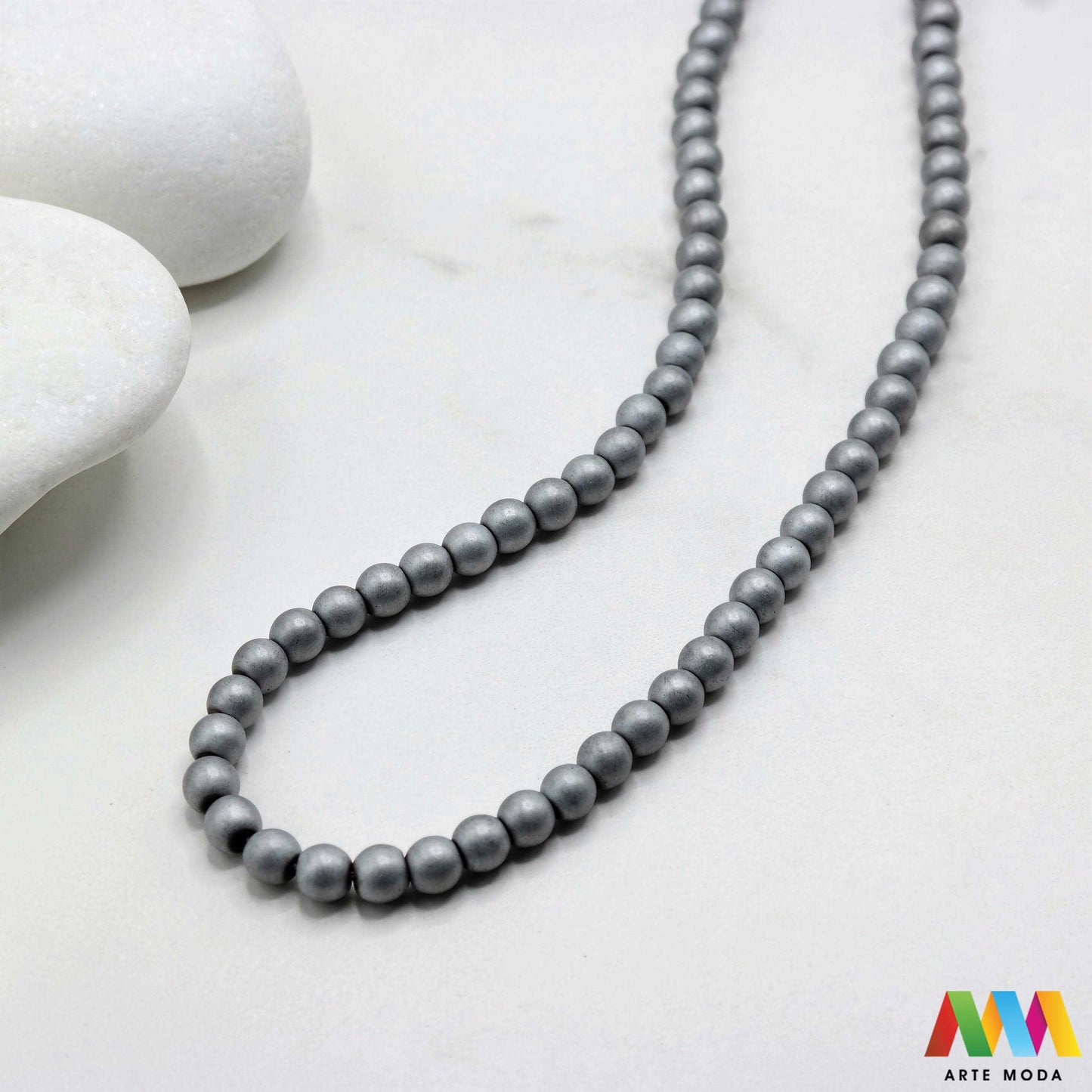 hematit krvavi kamen poludragi mineral metalni sjaj kvarc zrcalo kristal prirodni metalik meditacija zaštita repromaterijal Hematit (ili krvavi kamen) je prirodni mineral smeđe sive ili crne boje karakteriziran prisustvom hladnog metalnog sjaja Vjeruje se da pomaže u jačanju volje samopouzdanja i povezanosti s majkom zemljom Nakit izrađen od njega fascinira svojim tajanstvenim zrcalnim sjajem