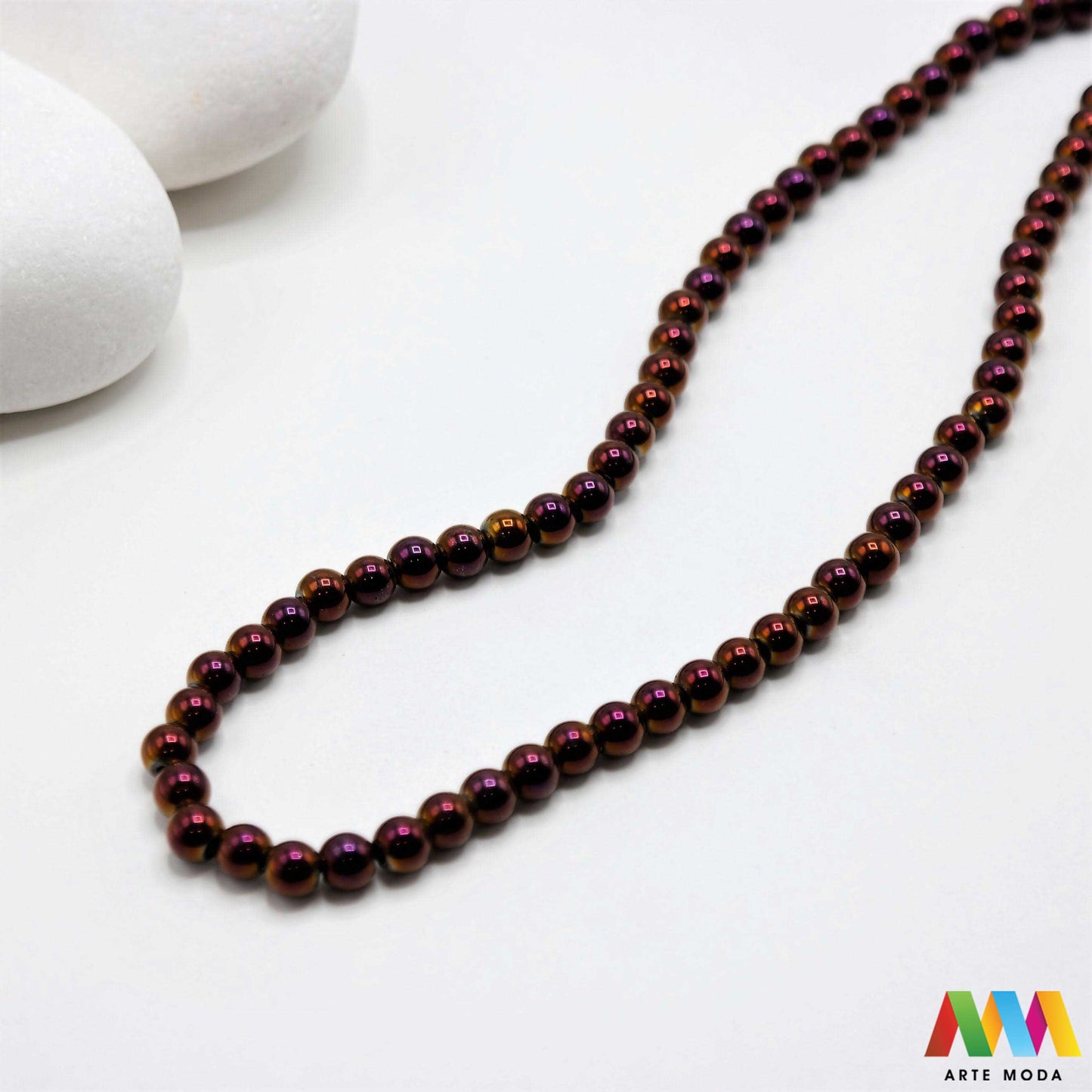 hematit krvavi kamen poludragi mineral metalni sjaj kvarc zrcalo kristal prirodni metalik meditacija zaštita repromaterijal Hematit (ili krvavi kamen) je prirodni mineral smeđe sive ili crne boje karakteriziran prisustvom hladnog metalnog sjaja Vjeruje se da pomaže u jačanju volje samopouzdanja i povezanosti s majkom zemljom Nakit izrađen od njega fascinira svojim tajanstvenim zrcalnim sjajem