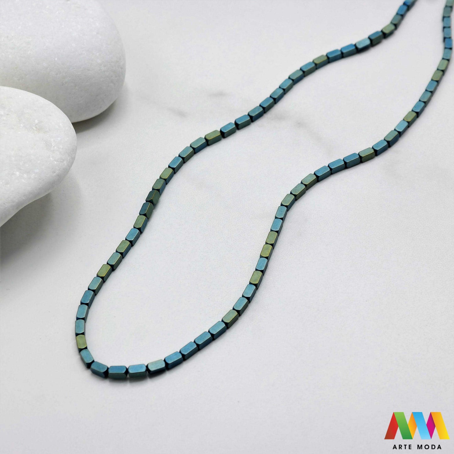 hematit krvavi kamen poludragi mineral metalni sjaj kvarc zrcalo kristal prirodni metalik meditacija zaštita repromaterijal Hematit (ili krvavi kamen) je prirodni mineral smeđe sive ili crne boje karakteriziran prisustvom hladnog metalnog sjaja Vjeruje se da pomaže u jačanju volje samopouzdanja i povezanosti s majkom zemljom Nakit izrađen od njega fascinira svojim tajanstvenim zrcalnim sjajem