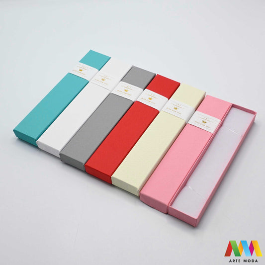 kutijice ukrasne kartonske kutije za nakit poklon ambalaža darivanje pakiranje poklopac prstenje ogrlice naušnice luksuzne elegantne ručni rad personalizirane dar Savršeno pakiranje ljepota vaših kreacija elegantnih i čvrstih kartonskih kutija izrađenih od kvalitetnog papira s mekanim umetkom od spužve prstenje ogrlice naušnice i narukvice nježnu zaštitu od ogrebotina dodaju dašak luksuza i profinjenosti vašem poklonu izloženom nakitu Dostupne u raznim veličinama bojama i dezenima arte moda repromaterijal