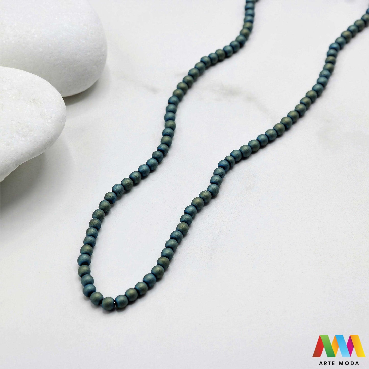 hematit krvavi kamen poludragi mineral metalni sjaj kvarc zrcalo kristal prirodni metalik meditacija zaštita repromaterijal Hematit (ili krvavi kamen) je prirodni mineral smeđe sive ili crne boje karakteriziran prisustvom hladnog metalnog sjaja Vjeruje se da pomaže u jačanju volje samopouzdanja i povezanosti s majkom zemljom Nakit izrađen od njega fascinira svojim tajanstvenim zrcalnim sjajem