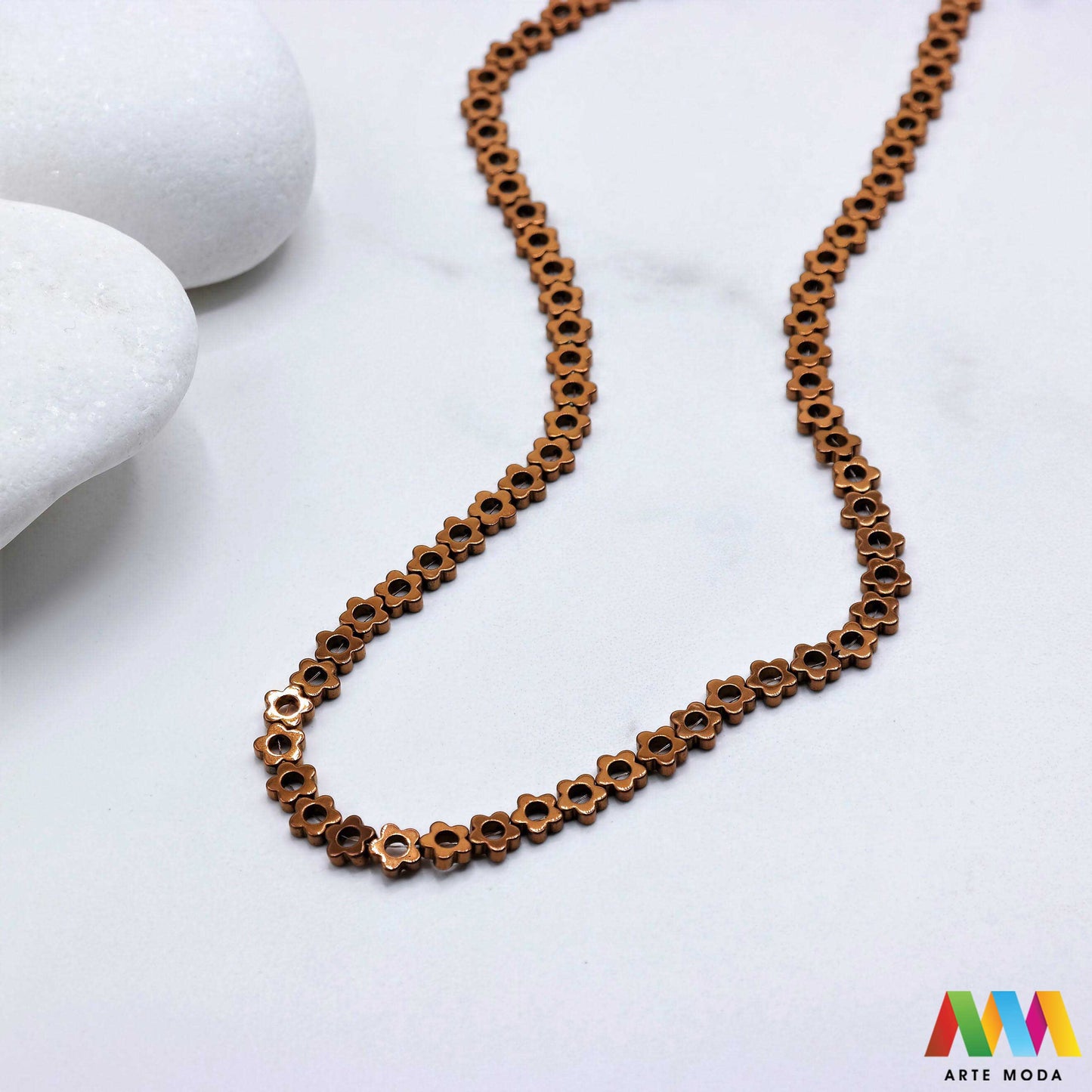 hematit krvavi kamen poludragi mineral metalni sjaj kvarc zrcalo kristal prirodni metalik meditacija zaštita repromaterijal Hematit (ili krvavi kamen) je prirodni mineral smeđe sive ili crne boje karakteriziran prisustvom hladnog metalnog sjaja Vjeruje se da pomaže u jačanju volje samopouzdanja i povezanosti s majkom zemljom Nakit izrađen od njega fascinira svojim tajanstvenim zrcalnim sjajem