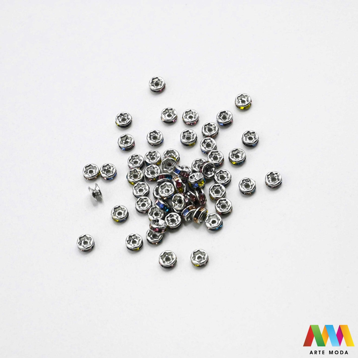 razdjelnik umetak spacer metalne izrada nakita DIY nakit distanceri metalni pribor separatori srebrne zlatne šajbice metalni za perle razmaknice komponente metal Mali ali ključni za profesionalan nakit Metalni umetci razdjelnici spacer perle služe za stvaranje razmaka i dodavanje sjaja perlama Sprječavaju trenje i ističu poludrago kamenje Neophodan element za izradu narukvica i ogrlica koje izgledaju bogatije i elegantnije arte moda repromaterijal