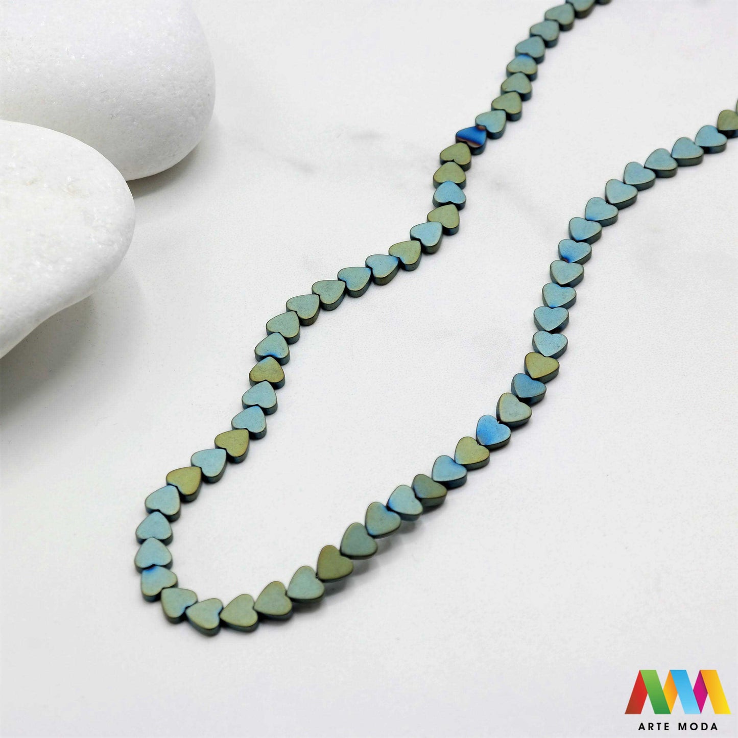 hematit krvavi kamen poludragi mineral metalni sjaj kvarc zrcalo kristal prirodni metalik meditacija zaštita repromaterijal Hematit (ili krvavi kamen) je prirodni mineral smeđe sive ili crne boje karakteriziran prisustvom hladnog metalnog sjaja Vjeruje se da pomaže u jačanju volje samopouzdanja i povezanosti s majkom zemljom Nakit izrađen od njega fascinira svojim tajanstvenim zrcalnim sjajem