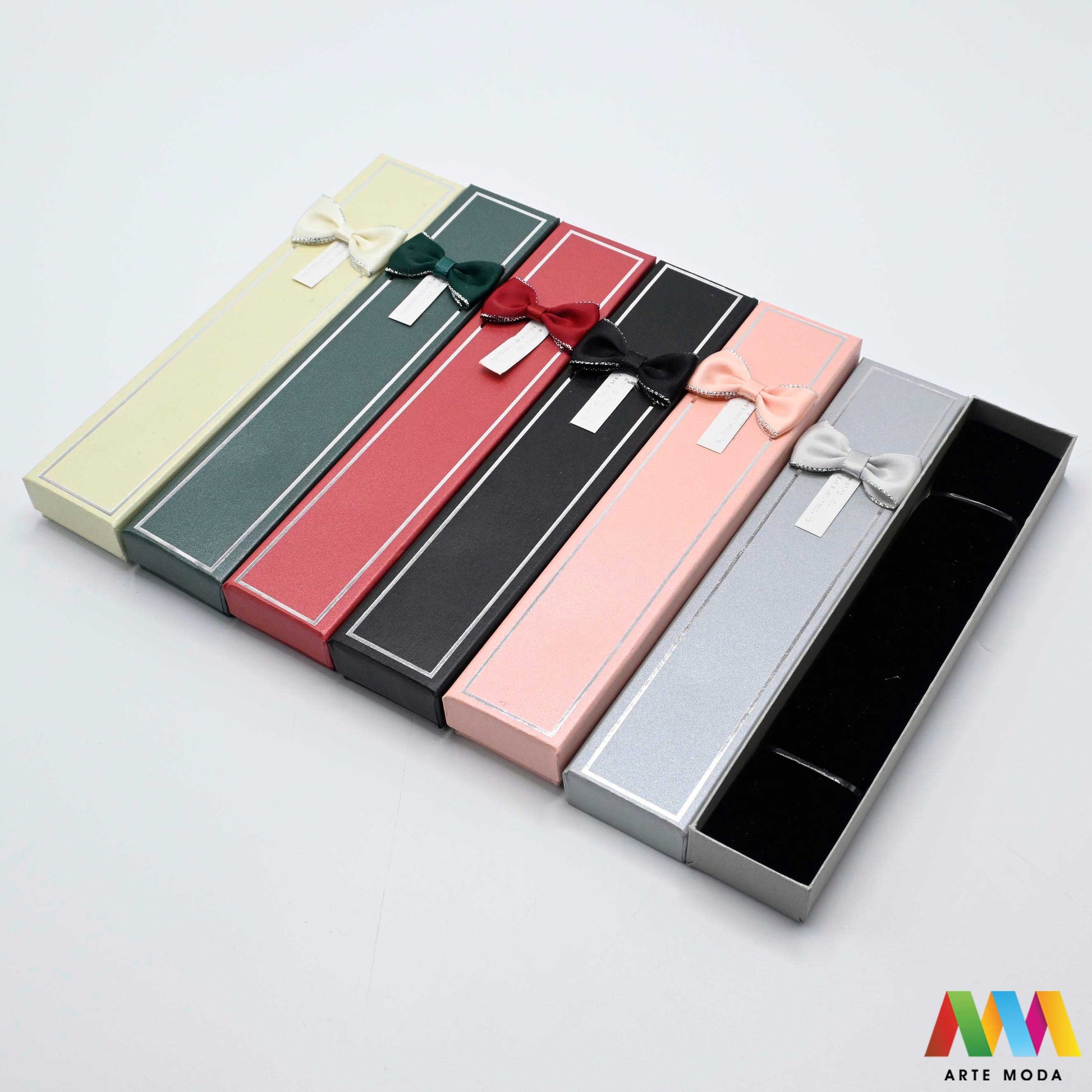 kutijice ukrasne kartonske kutije za nakit poklon ambalaža darivanje pakiranje poklopac prstenje ogrlice naušnice luksuzne elegantne ručni rad personalizirane dar Savršeno pakiranje ljepota vaših kreacija elegantnih i čvrstih kartonskih kutija izrađenih od kvalitetnog papira s mekanim umetkom od spužve prstenje ogrlice naušnice i narukvice nježnu zaštitu od ogrebotina dodaju dašak luksuza i profinjenosti vašem poklonu izloženom nakitu Dostupne u raznim veličinama bojama i dezenima arte moda repromaterijal