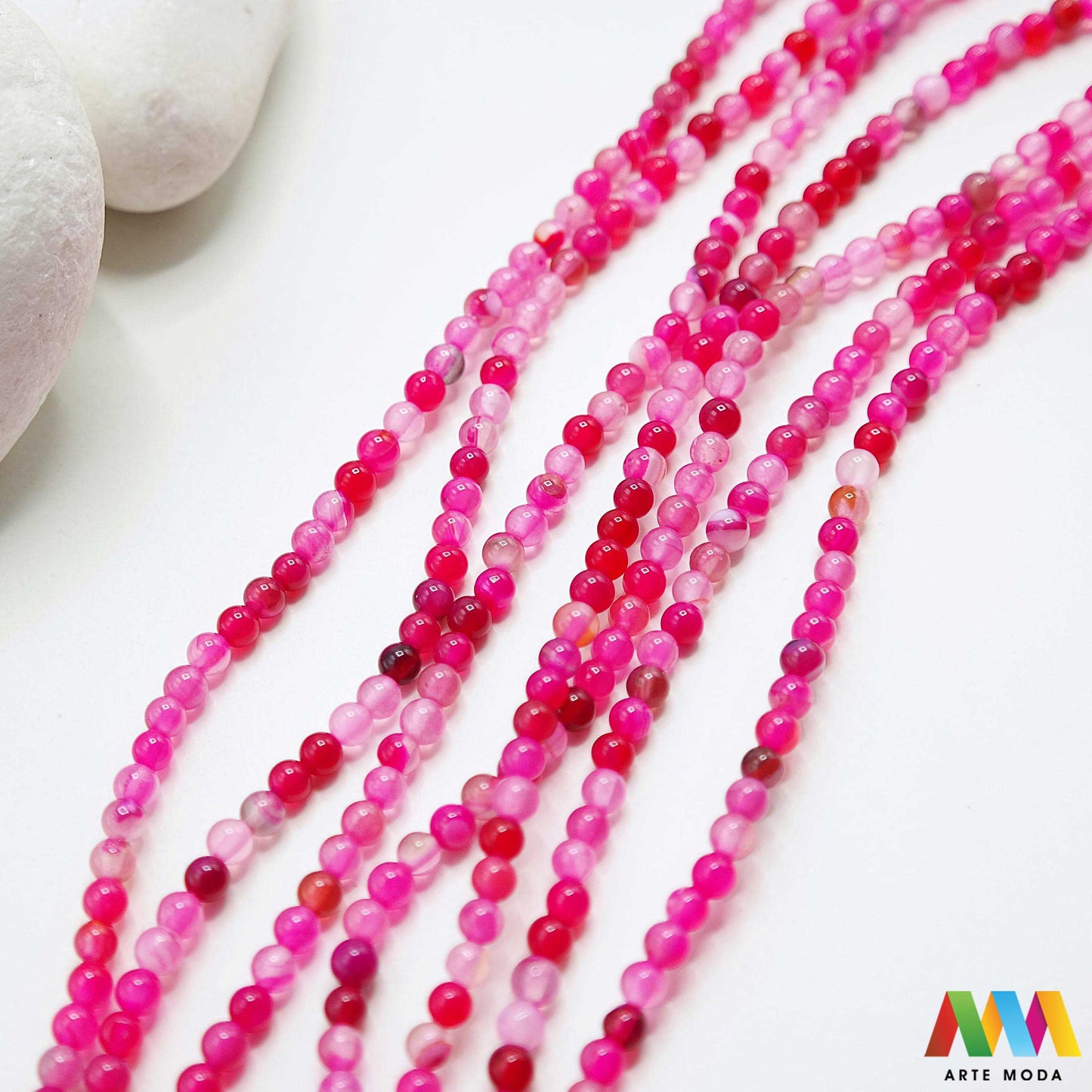 poludragi kamen ahat kristal kalcedon polu dragi poludrago kamenje dragulj mineral kvarc Ahat je jedan od najrasprostranjenijih kristala na planeti Ahat spada u grupu kalcedona izrazito je dekorativan te se od njega izrađuje lijepi nakit i ukrasni predmeti U Hrvatskoj je poznati Lepoglavski Ahat s brda Gaveznica