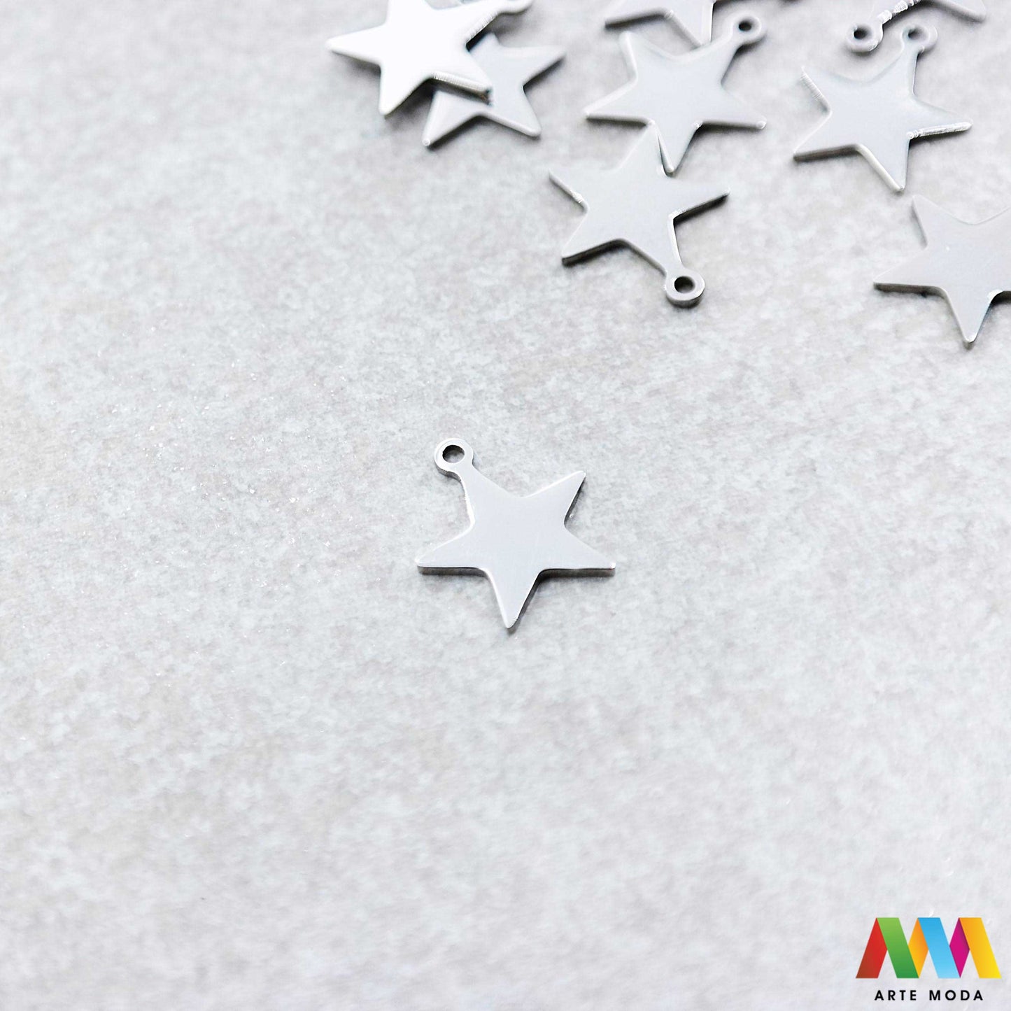 zvijezda privjesak s jednom rupom jedna rupa privjesak od čelika repromaterijal čelični ogrlice ogrlica narukvica narukvice nanožnica nehrđajući Privjesci izrađeni od nehrđajućeg čelika 316L koji služe za izradu nakita poput narukvica ili ogrlica najčešće se koriste za nizanje ili uz pomoć alkice se stavljaju na sajlu gumu flaks i ostale materijale