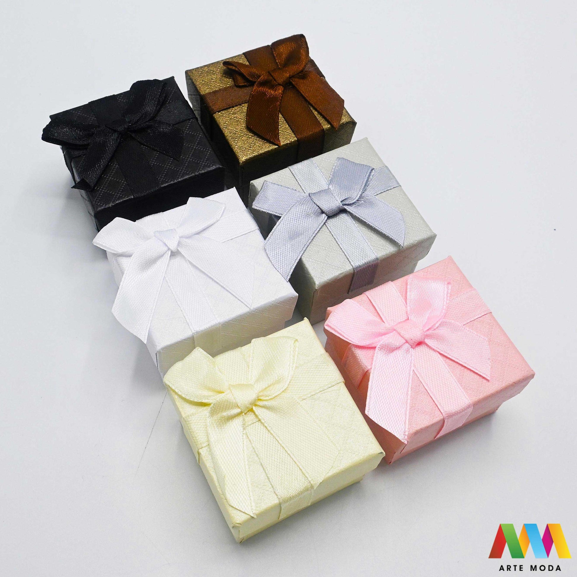 kutijice ukrasne kartonske kutije za nakit poklon ambalaža darivanje pakiranje poklopac prstenje ogrlice naušnice luksuzne elegantne ručni rad personalizirane dar Savršeno pakiranje ljepota vaših kreacija elegantnih i čvrstih kartonskih kutija izrađenih od kvalitetnog papira s mekanim umetkom od spužve prstenje ogrlice naušnice i narukvice nježnu zaštitu od ogrebotina dodaju dašak luksuza i profinjenosti vašem poklonu izloženom nakitu Dostupne u raznim veličinama bojama i dezenima arte moda repromaterijal