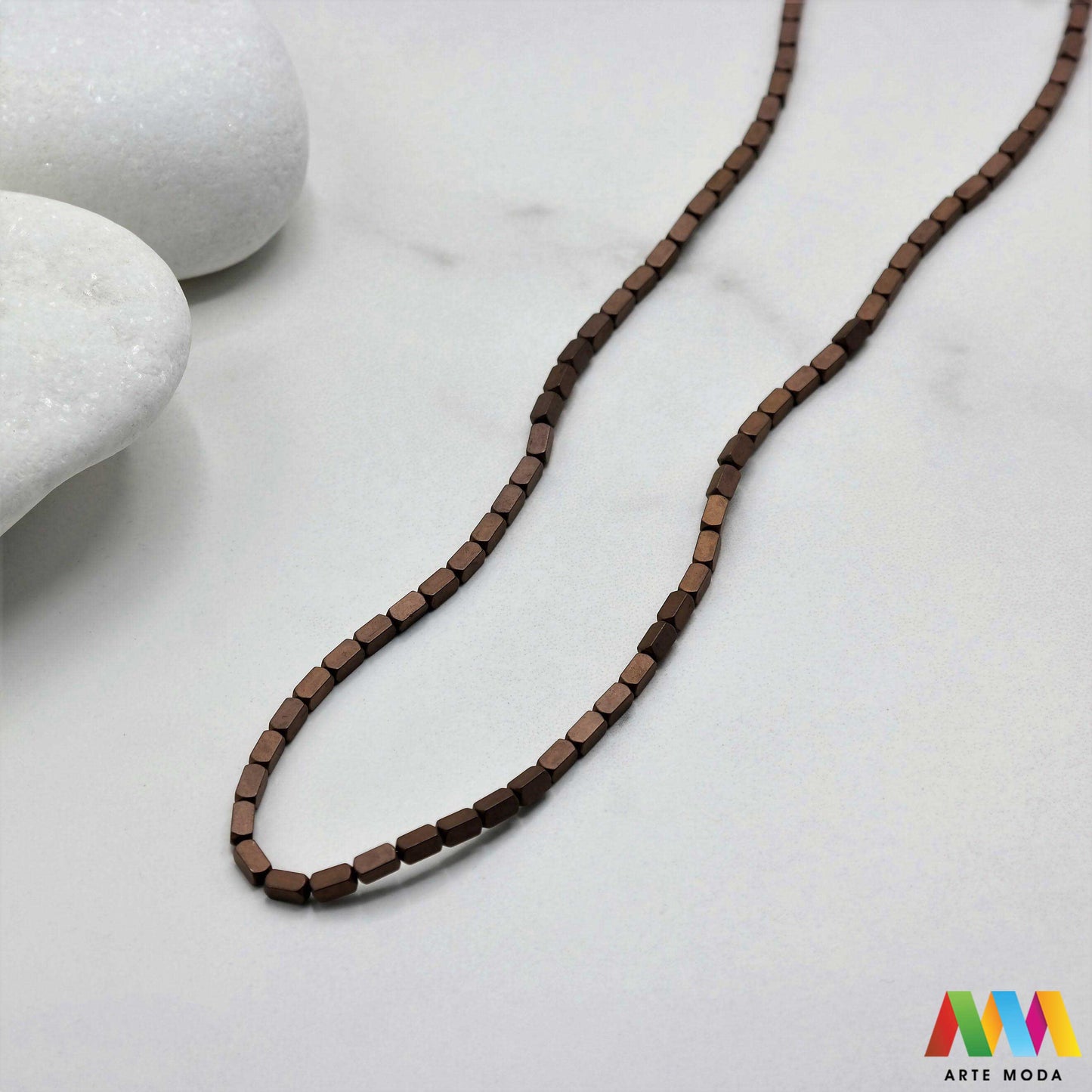 hematit krvavi kamen poludragi mineral metalni sjaj kvarc zrcalo kristal prirodni metalik meditacija zaštita repromaterijal Hematit (ili krvavi kamen) je prirodni mineral smeđe sive ili crne boje karakteriziran prisustvom hladnog metalnog sjaja Vjeruje se da pomaže u jačanju volje samopouzdanja i povezanosti s majkom zemljom Nakit izrađen od njega fascinira svojim tajanstvenim zrcalnim sjajem