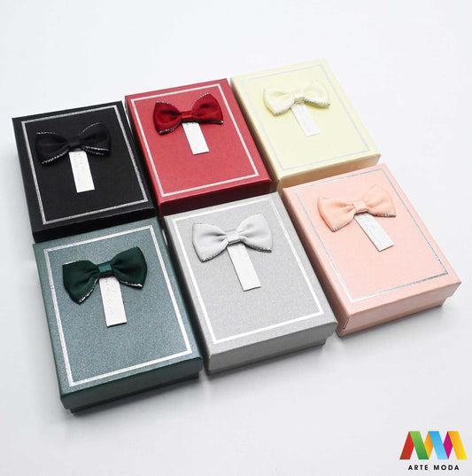 kutijice ukrasne kartonske kutije za nakit poklon ambalaža darivanje pakiranje poklopac prstenje ogrlice naušnice luksuzne elegantne ručni rad personalizirane dar Savršeno pakiranje ljepota vaših kreacija elegantnih i čvrstih kartonskih kutija izrađenih od kvalitetnog papira s mekanim umetkom od spužve prstenje ogrlice naušnice i narukvice nježnu zaštitu od ogrebotina dodaju dašak luksuza i profinjenosti vašem poklonu izloženom nakitu Dostupne u raznim veličinama bojama i dezenima arte moda repromaterijal