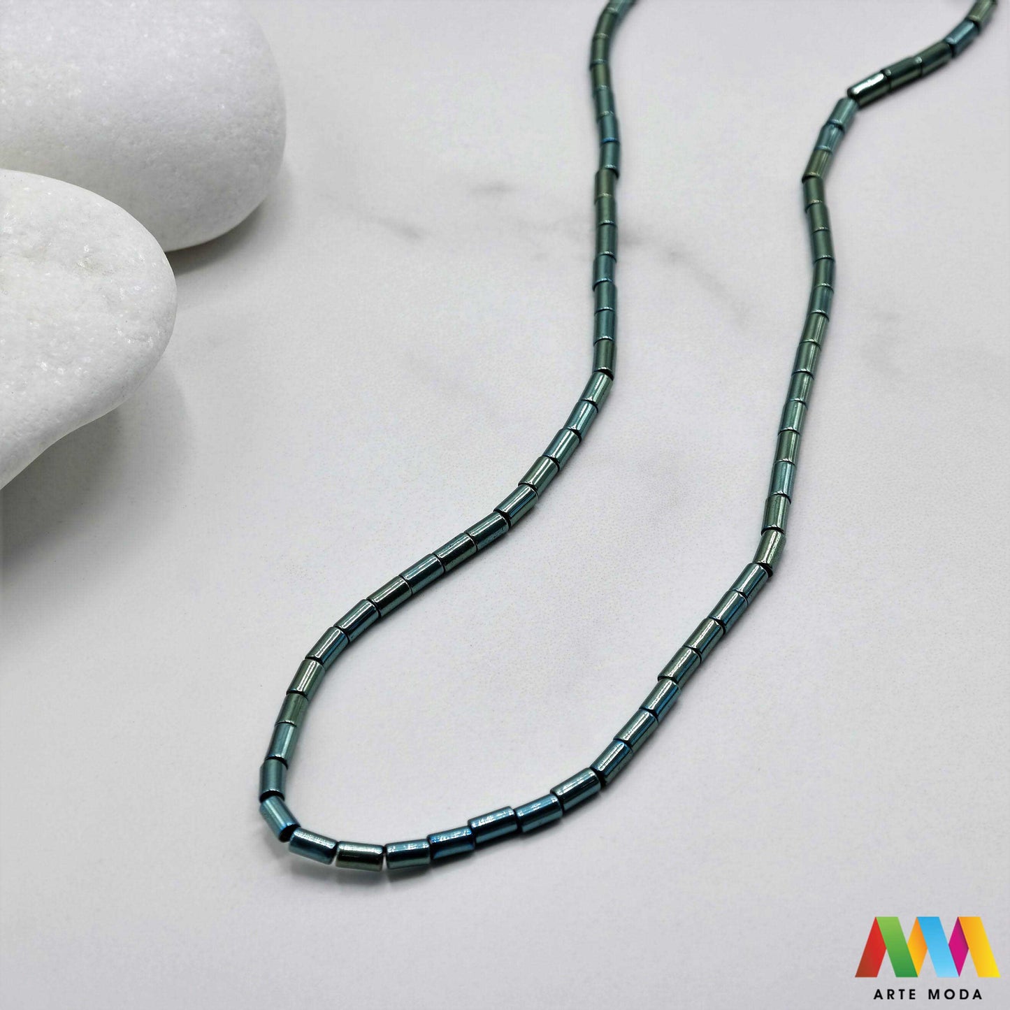 hematit krvavi kamen poludragi mineral metalni sjaj kvarc zrcalo kristal prirodni metalik meditacija zaštita repromaterijal Hematit (ili krvavi kamen) je prirodni mineral smeđe sive ili crne boje karakteriziran prisustvom hladnog metalnog sjaja Vjeruje se da pomaže u jačanju volje samopouzdanja i povezanosti s majkom zemljom Nakit izrađen od njega fascinira svojim tajanstvenim zrcalnim sjajem