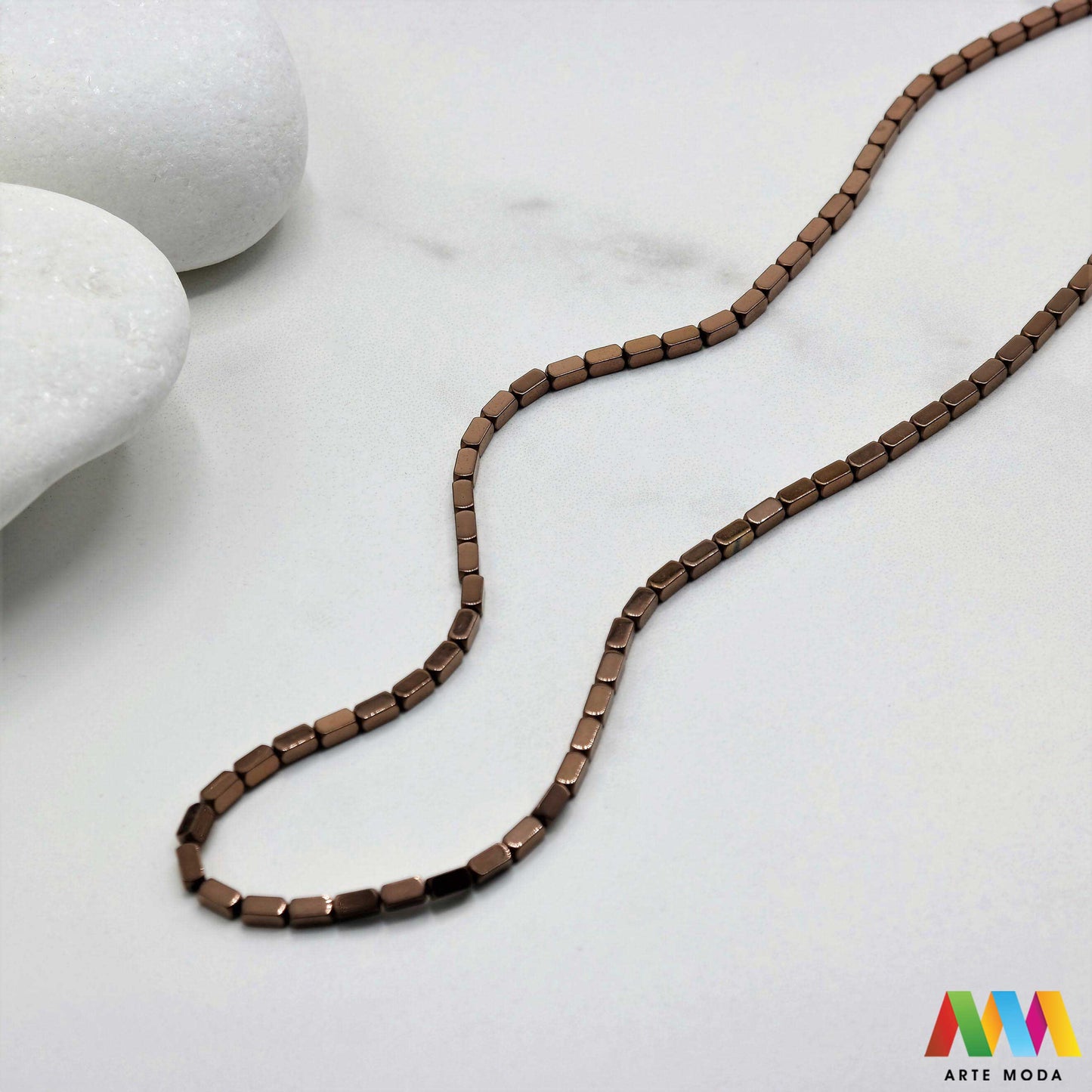 hematit krvavi kamen poludragi mineral metalni sjaj kvarc zrcalo kristal prirodni metalik meditacija zaštita repromaterijal Hematit (ili krvavi kamen) je prirodni mineral smeđe sive ili crne boje karakteriziran prisustvom hladnog metalnog sjaja Vjeruje se da pomaže u jačanju volje samopouzdanja i povezanosti s majkom zemljom Nakit izrađen od njega fascinira svojim tajanstvenim zrcalnim sjajem