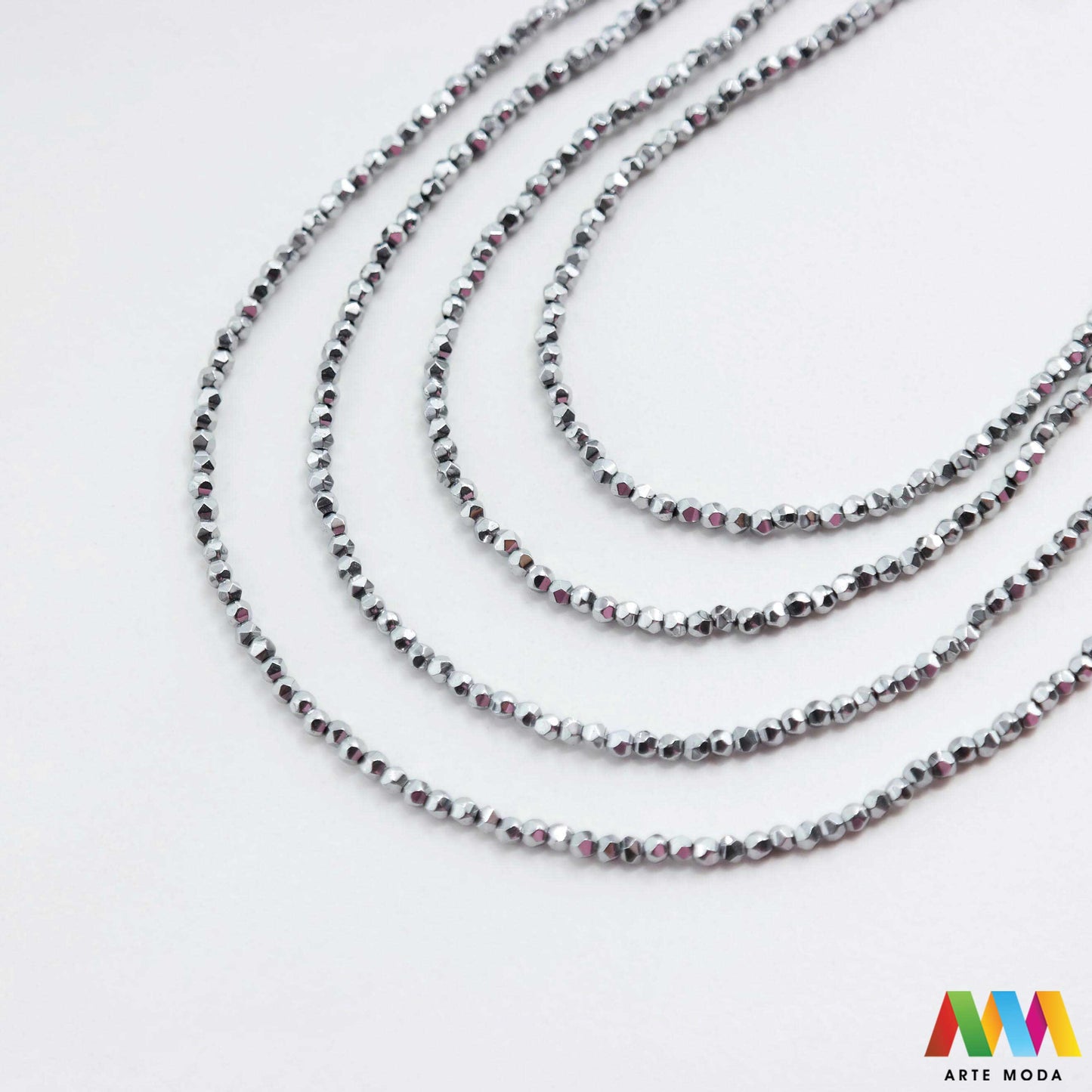 hematit krvavi kamen poludragi mineral metalni sjaj kvarc zrcalo kristal prirodni metalik meditacija zaštita repromaterijal Hematit (ili krvavi kamen) je prirodni mineral smeđe sive ili crne boje karakteriziran prisustvom hladnog metalnog sjaja Vjeruje se da pomaže u jačanju volje samopouzdanja i povezanosti s majkom zemljom Nakit izrađen od njega fascinira svojim tajanstvenim zrcalnim sjajem