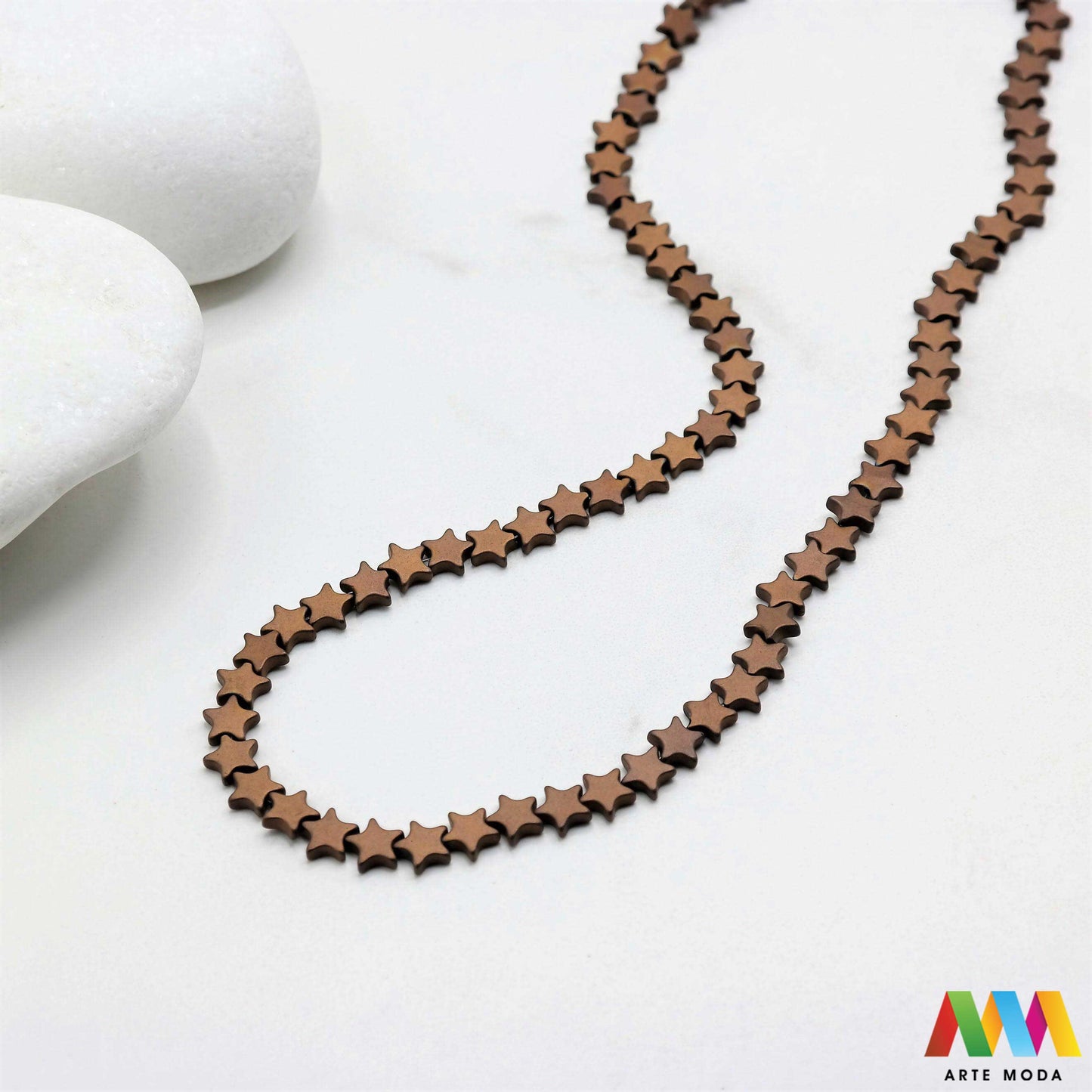 hematit krvavi kamen poludragi mineral metalni sjaj kvarc zrcalo kristal prirodni metalik meditacija zaštita repromaterijal Hematit (ili krvavi kamen) je prirodni mineral smeđe sive ili crne boje karakteriziran prisustvom hladnog metalnog sjaja Vjeruje se da pomaže u jačanju volje samopouzdanja i povezanosti s majkom zemljom Nakit izrađen od njega fascinira svojim tajanstvenim zrcalnim sjajem